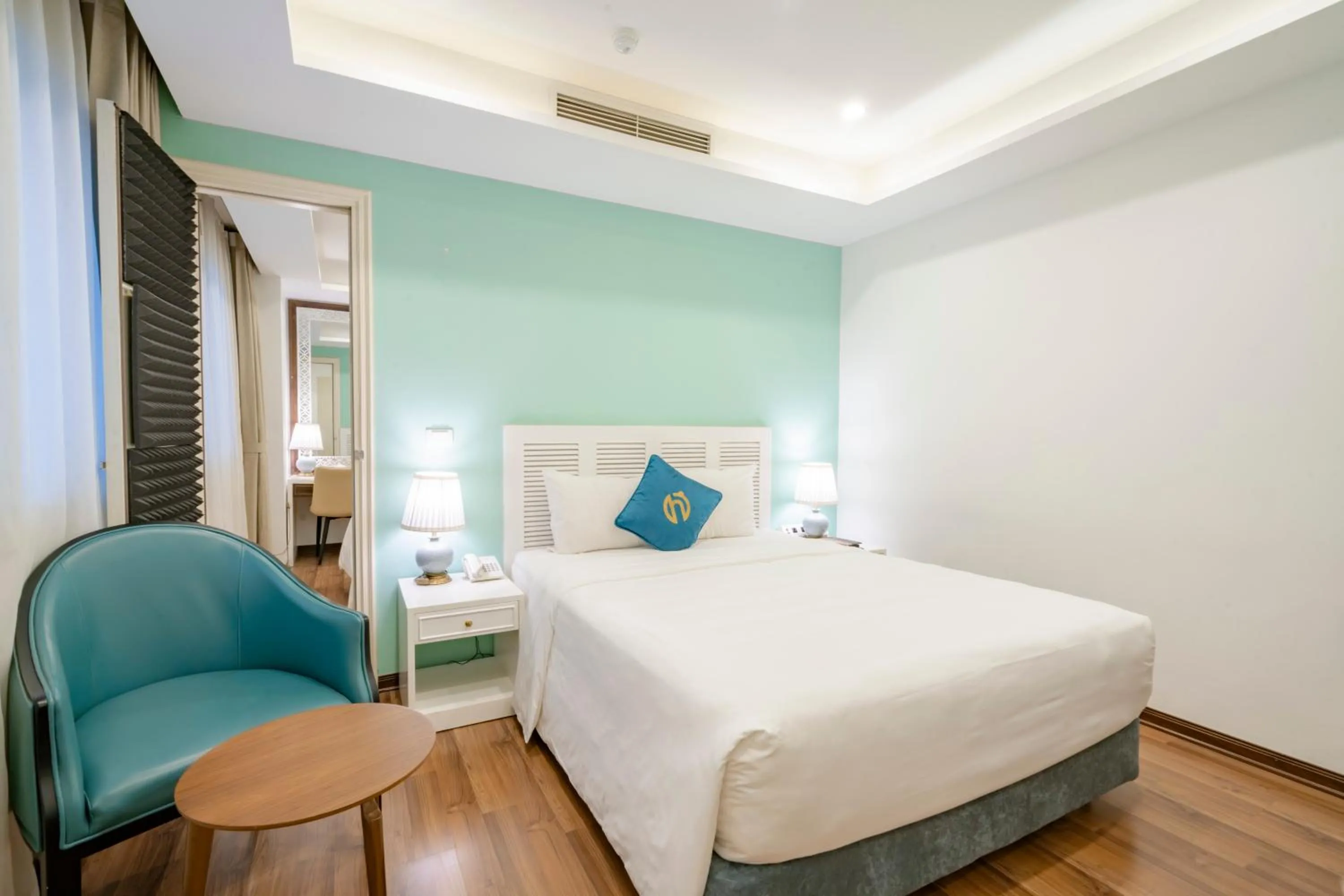 Seating area, Bed in Minasi HanoiOi Lakeside Hotel