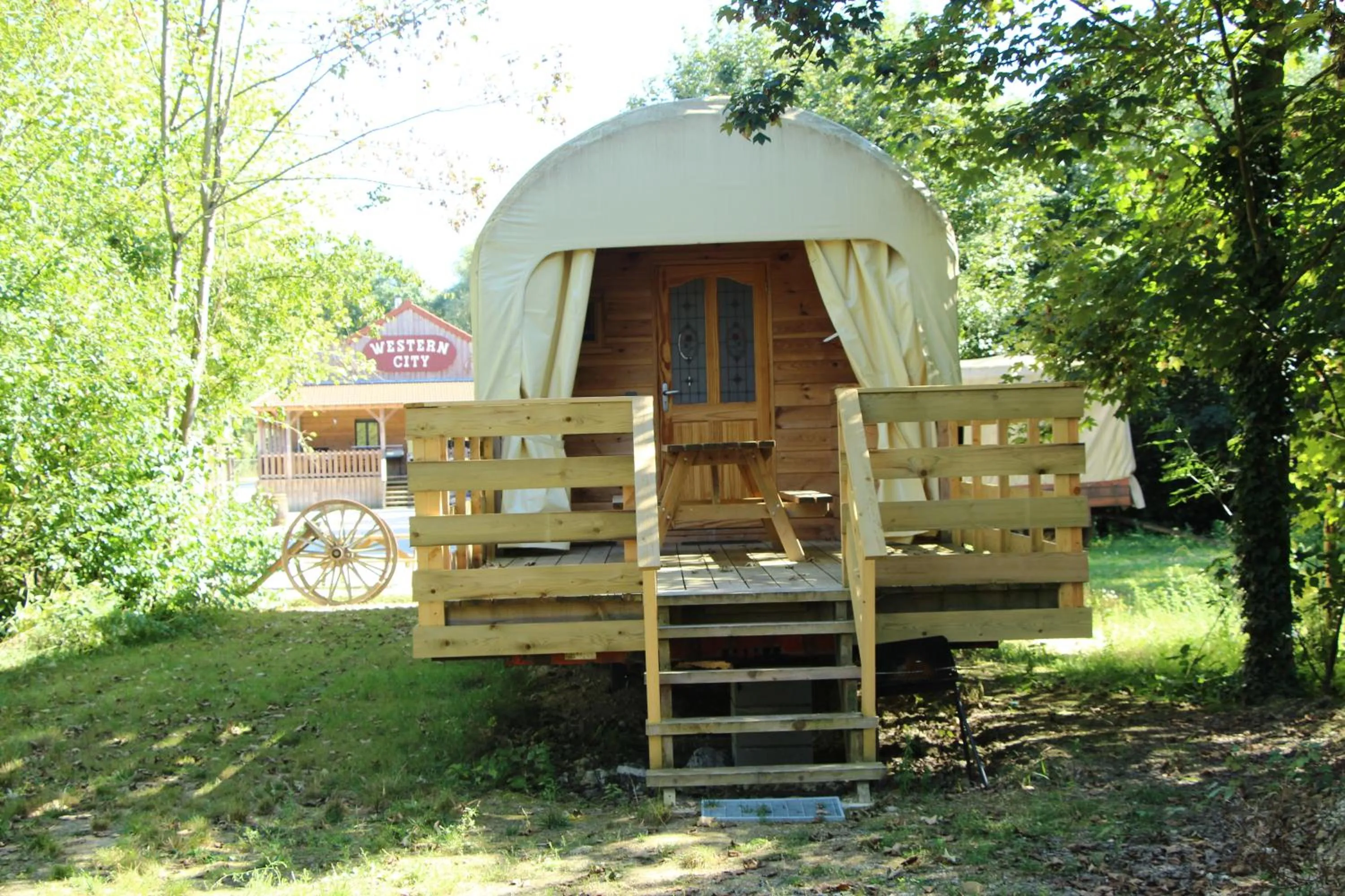 Photo of the whole room in Western City