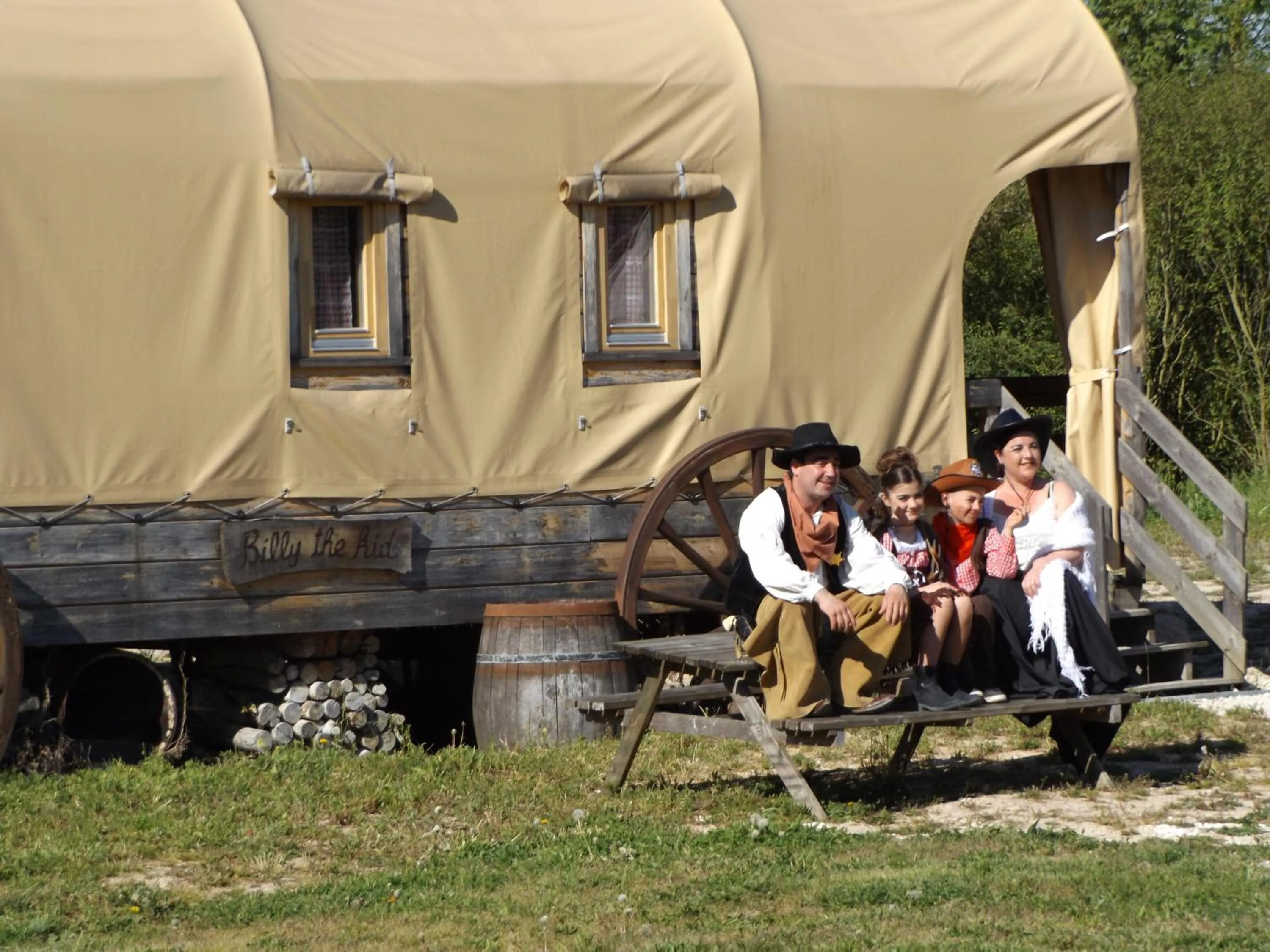 Photo of the whole room in Western City