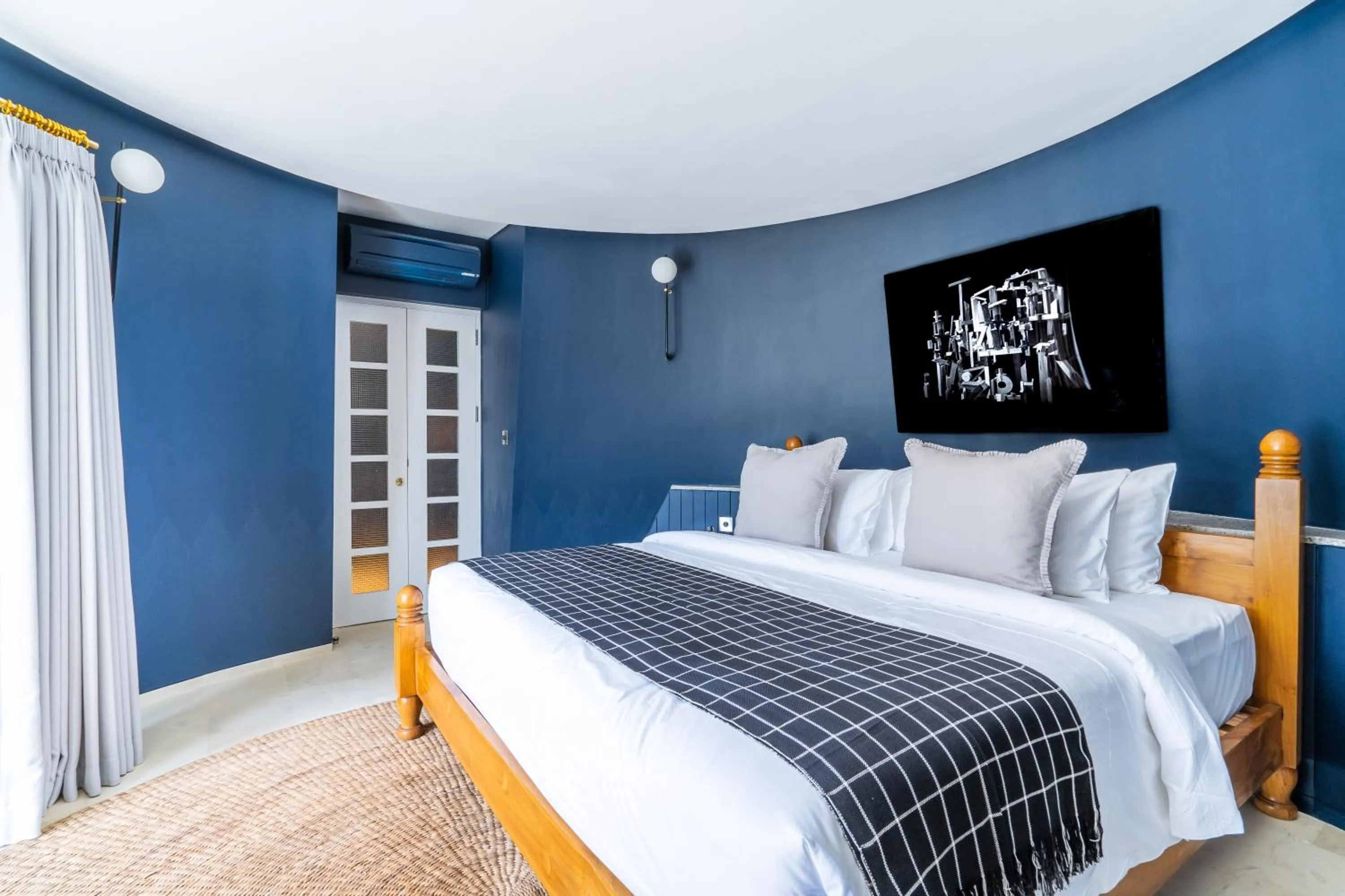 Photo of the whole room, Bed in Ulu Cliffhouse