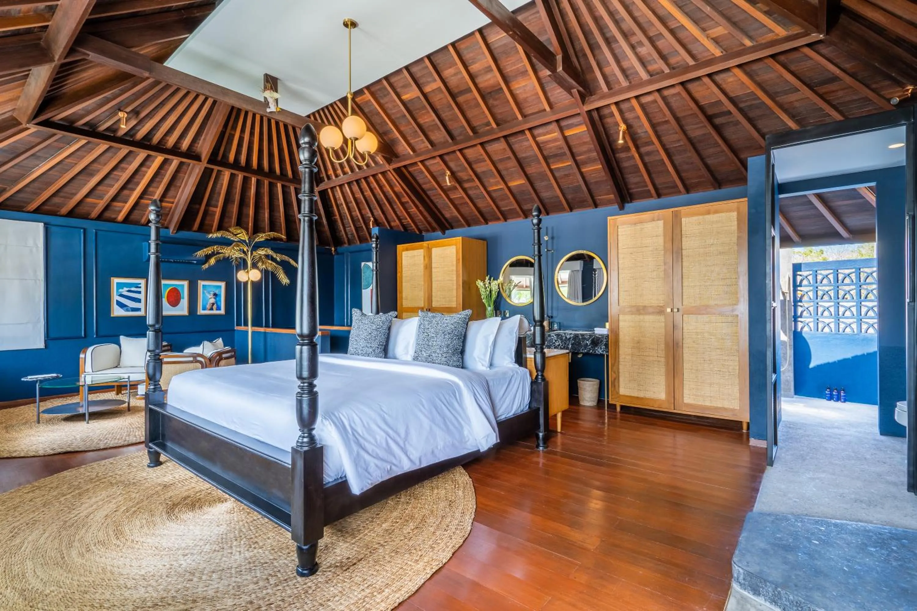 Photo of the whole room, Bed in Ulu Cliffhouse