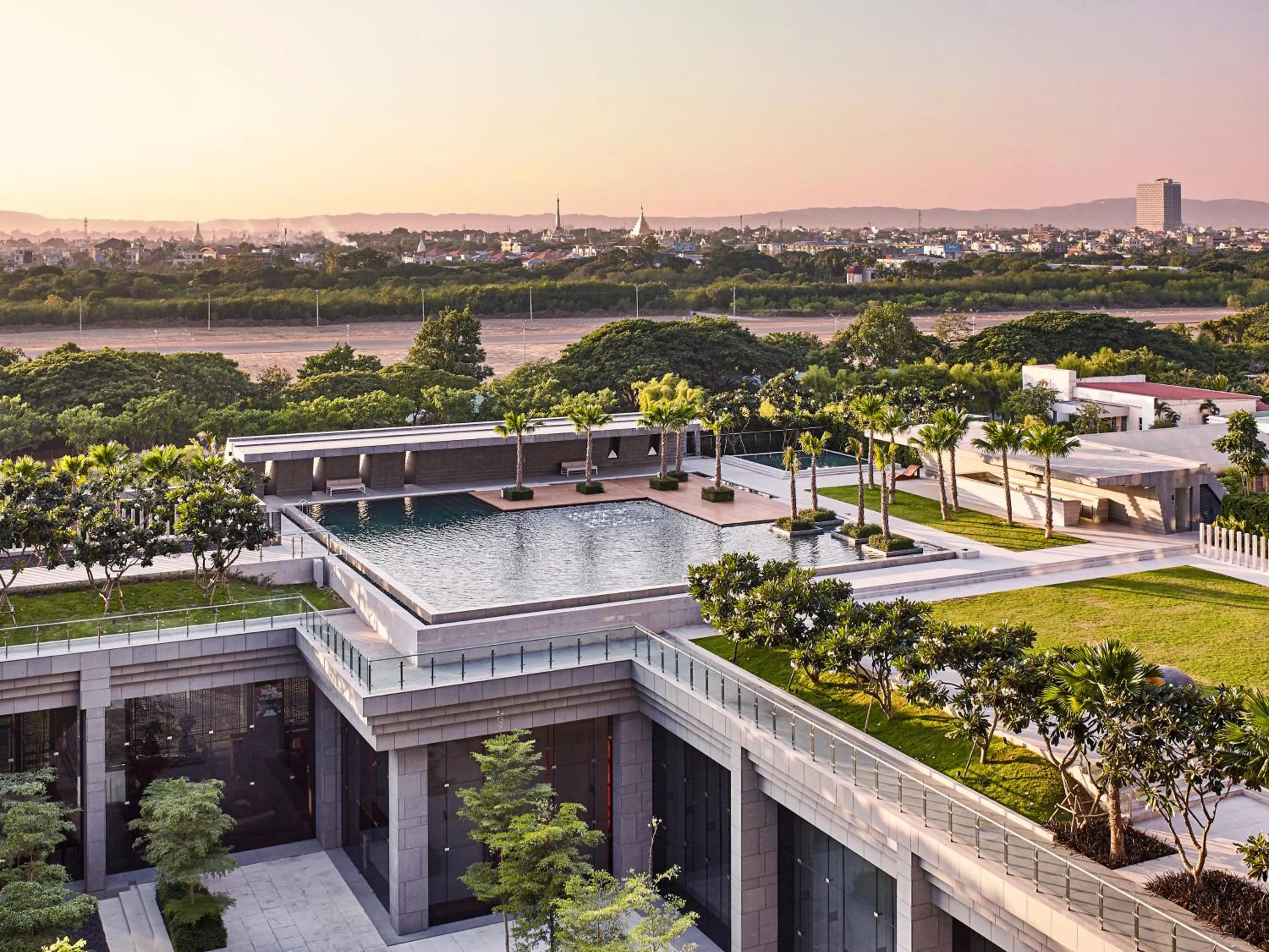 Swimming pool in Mingalar Mandalay Hotel