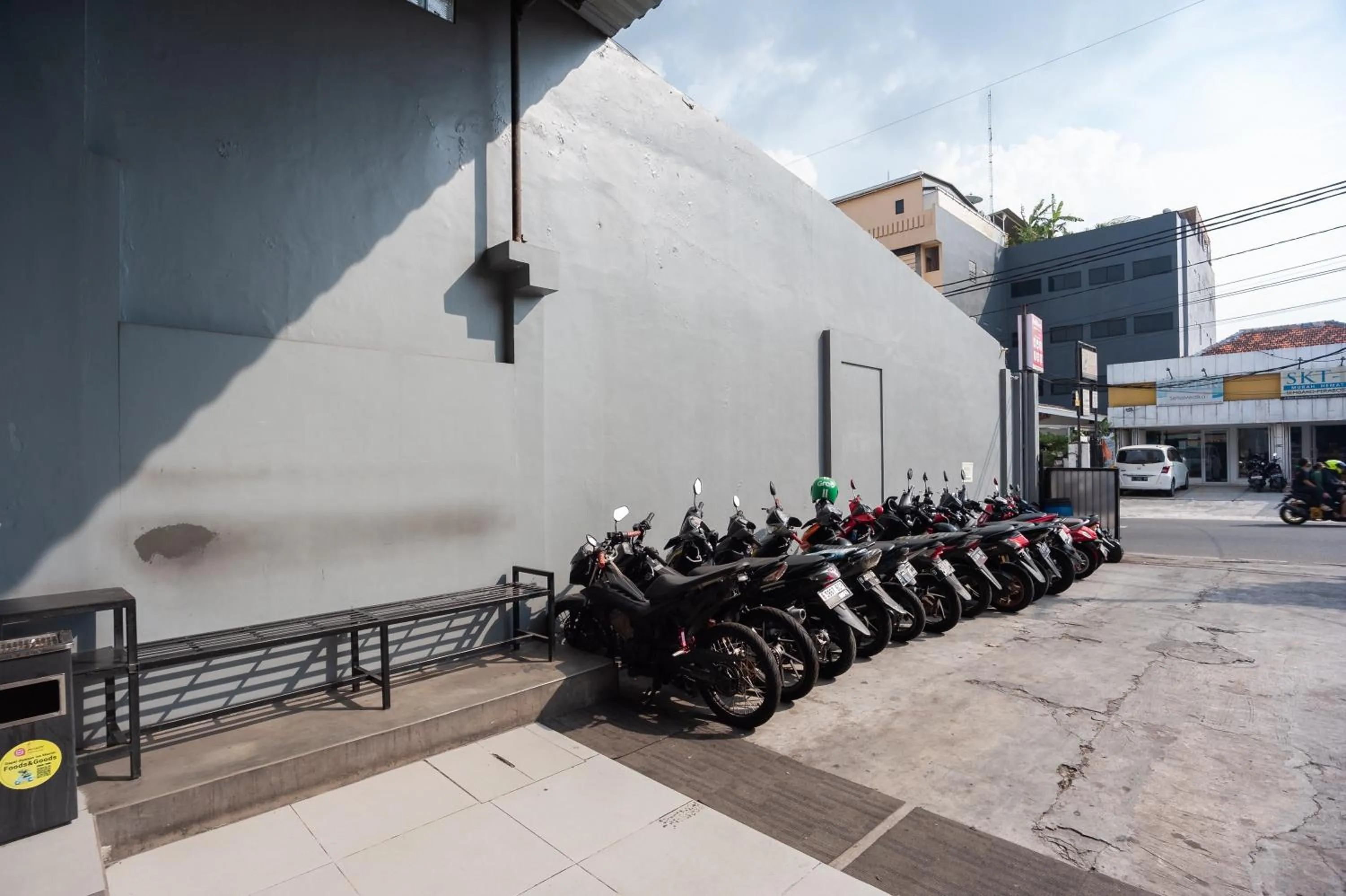 Parking in RedDoorz near Binus Anggrek 2