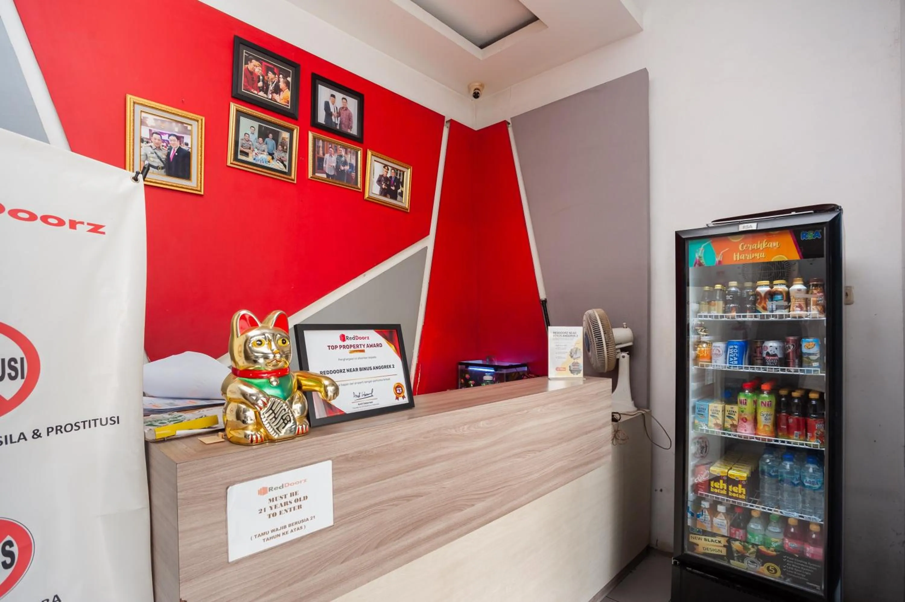Lobby or reception in RedDoorz near Binus Anggrek 2