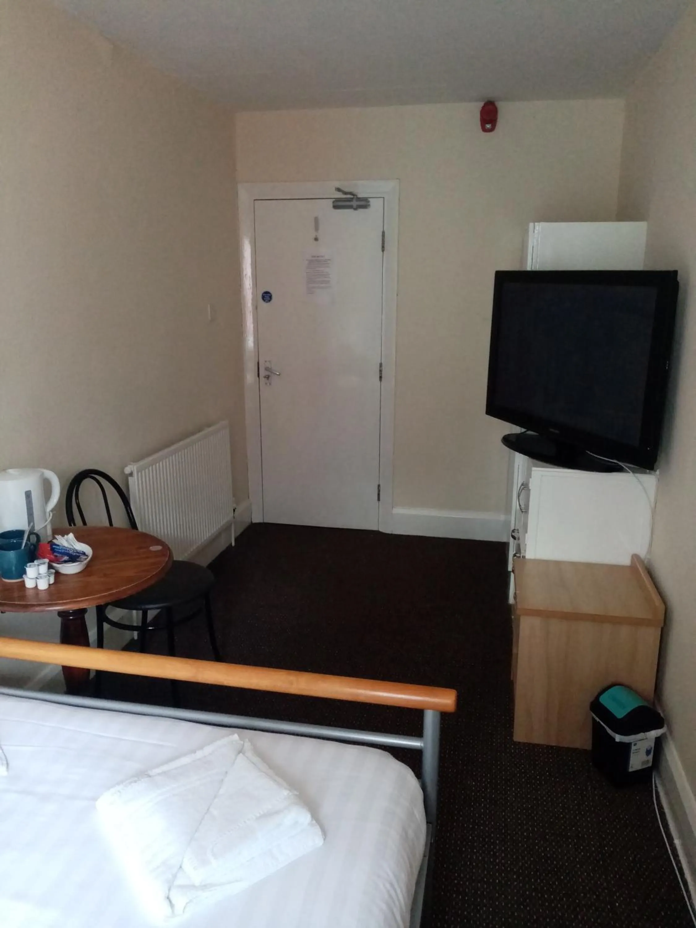 Bedroom, Bed in Black Lion