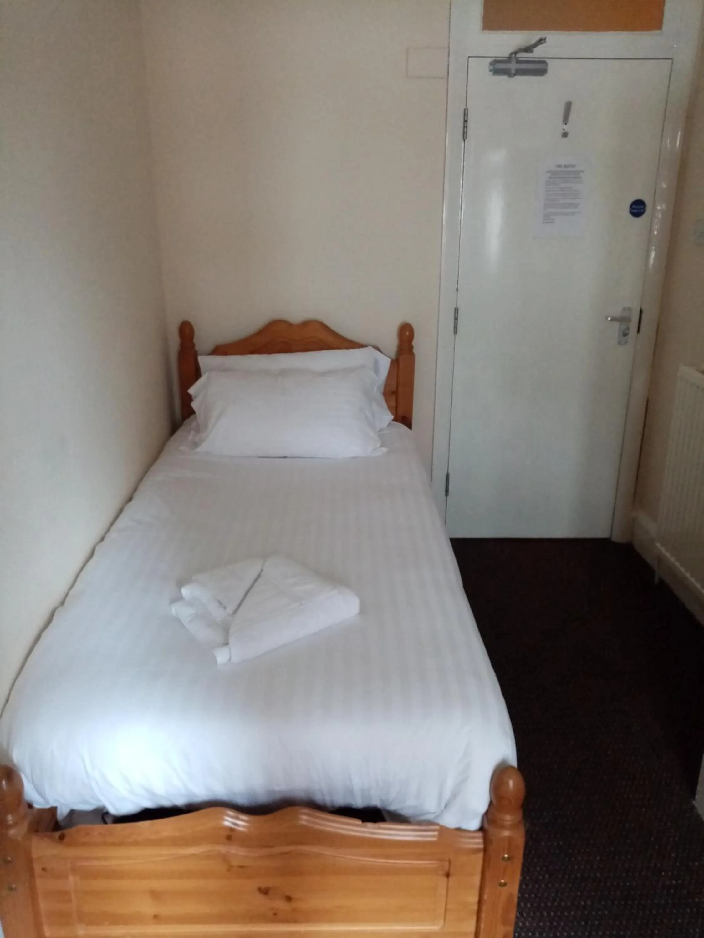 Bedroom, Bed in Black Lion