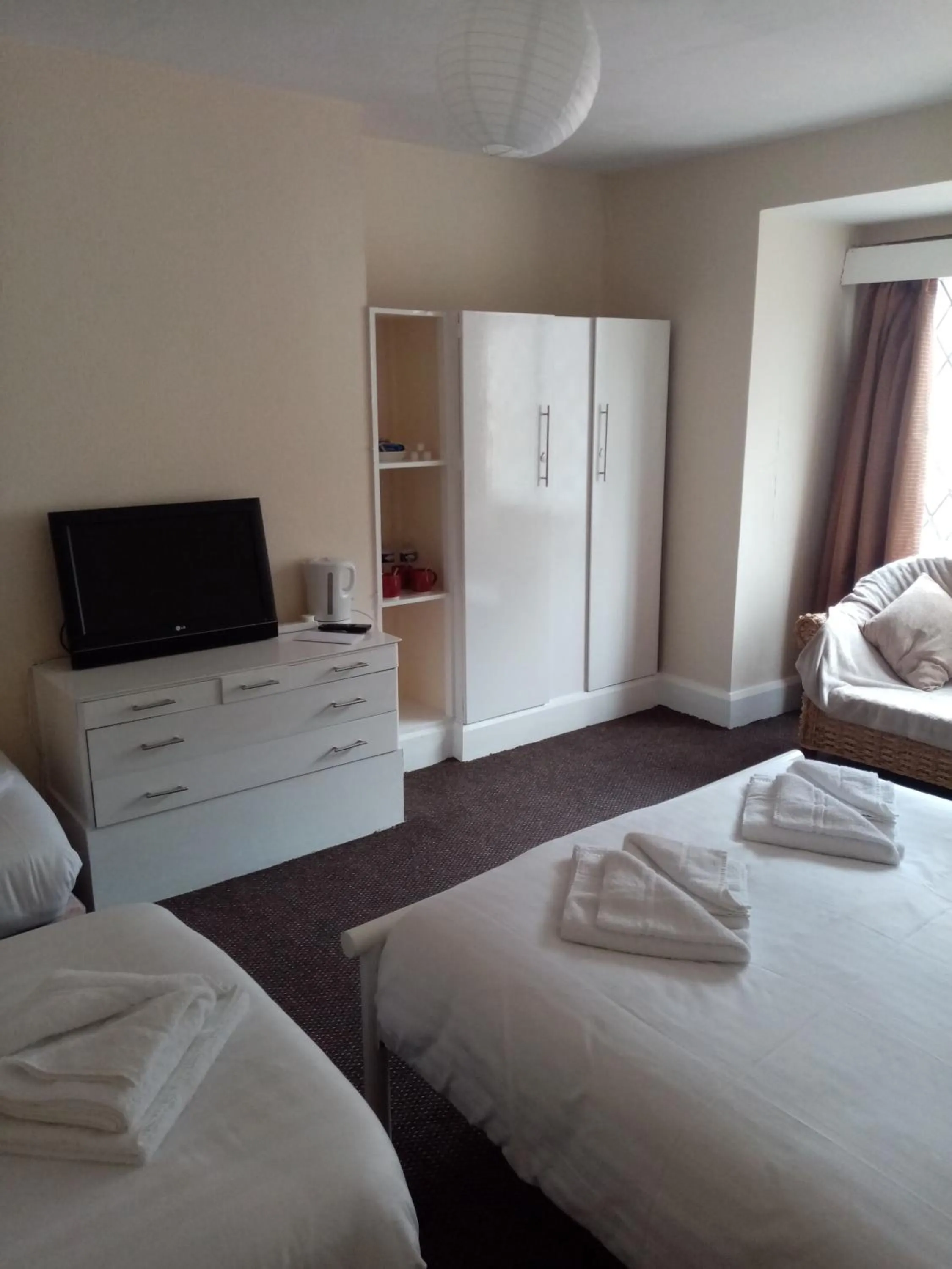 Photo of the whole room, Bed in Black Lion