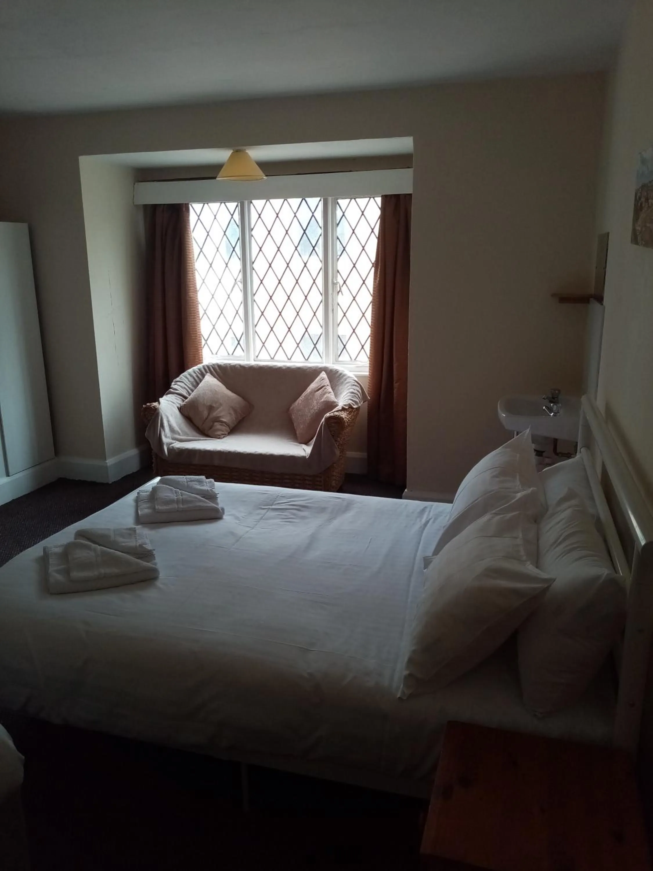 Bedroom, Bed in Black Lion