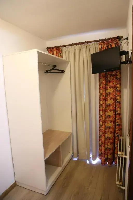 Budget Double Room in Hotel Alpen Hof Budget Double Room in Hotel Alpen Hof