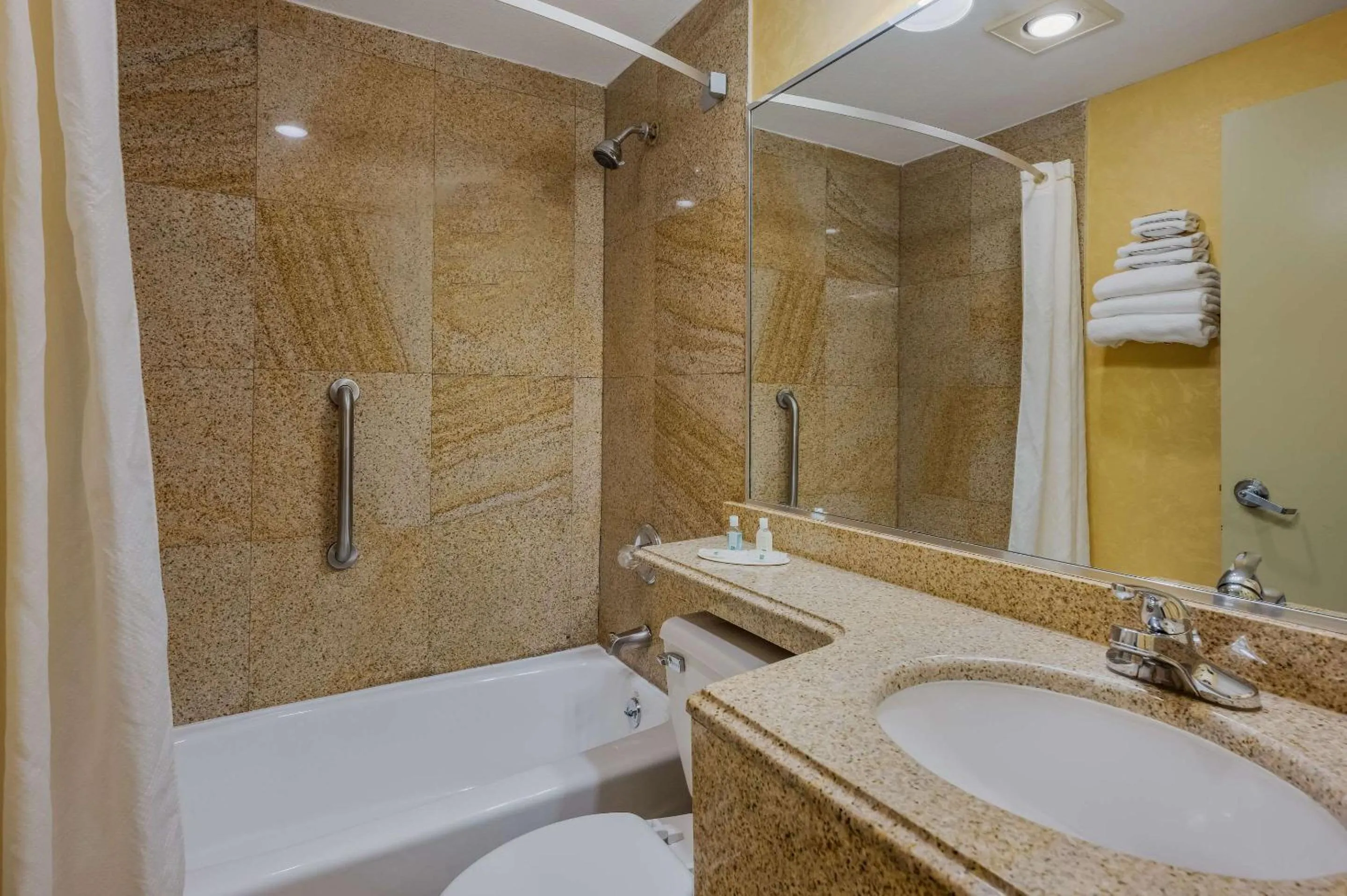 Bedroom in Quality Inn JFK Airport Rockaway Blvd