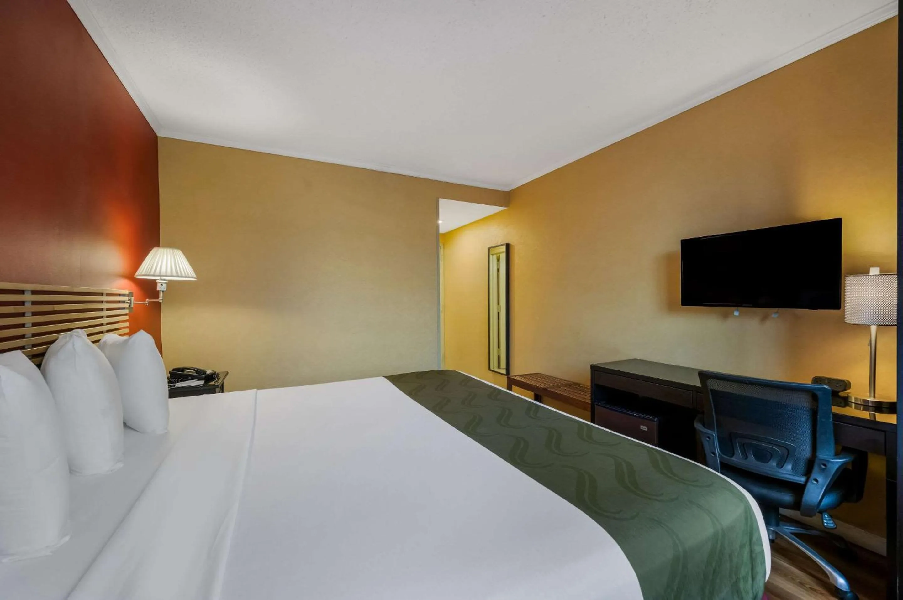 Bedroom, Bed in Quality Inn JFK Airport Rockaway Blvd