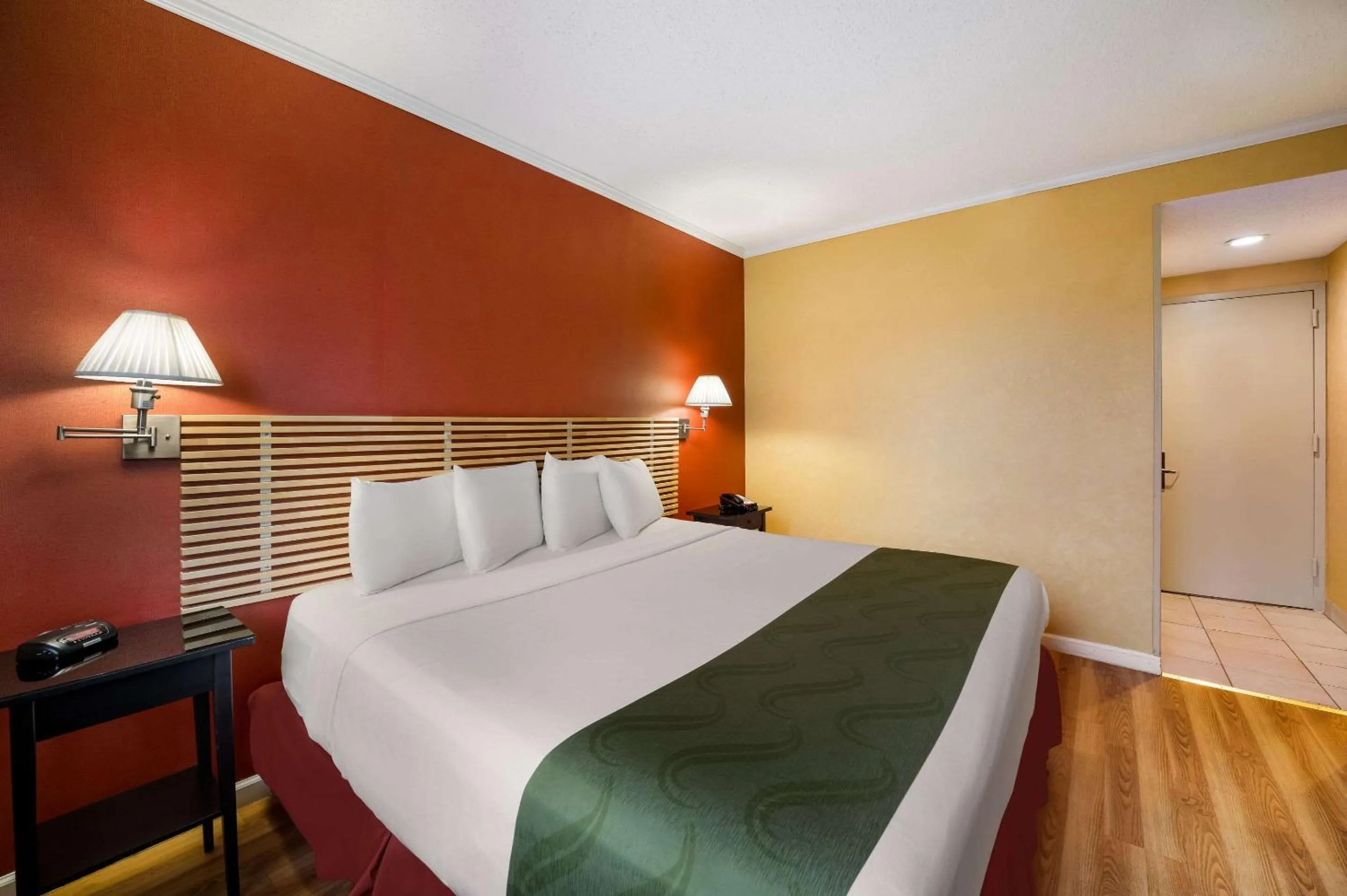 Bedroom, Bed in Quality Inn JFK Airport Rockaway Blvd