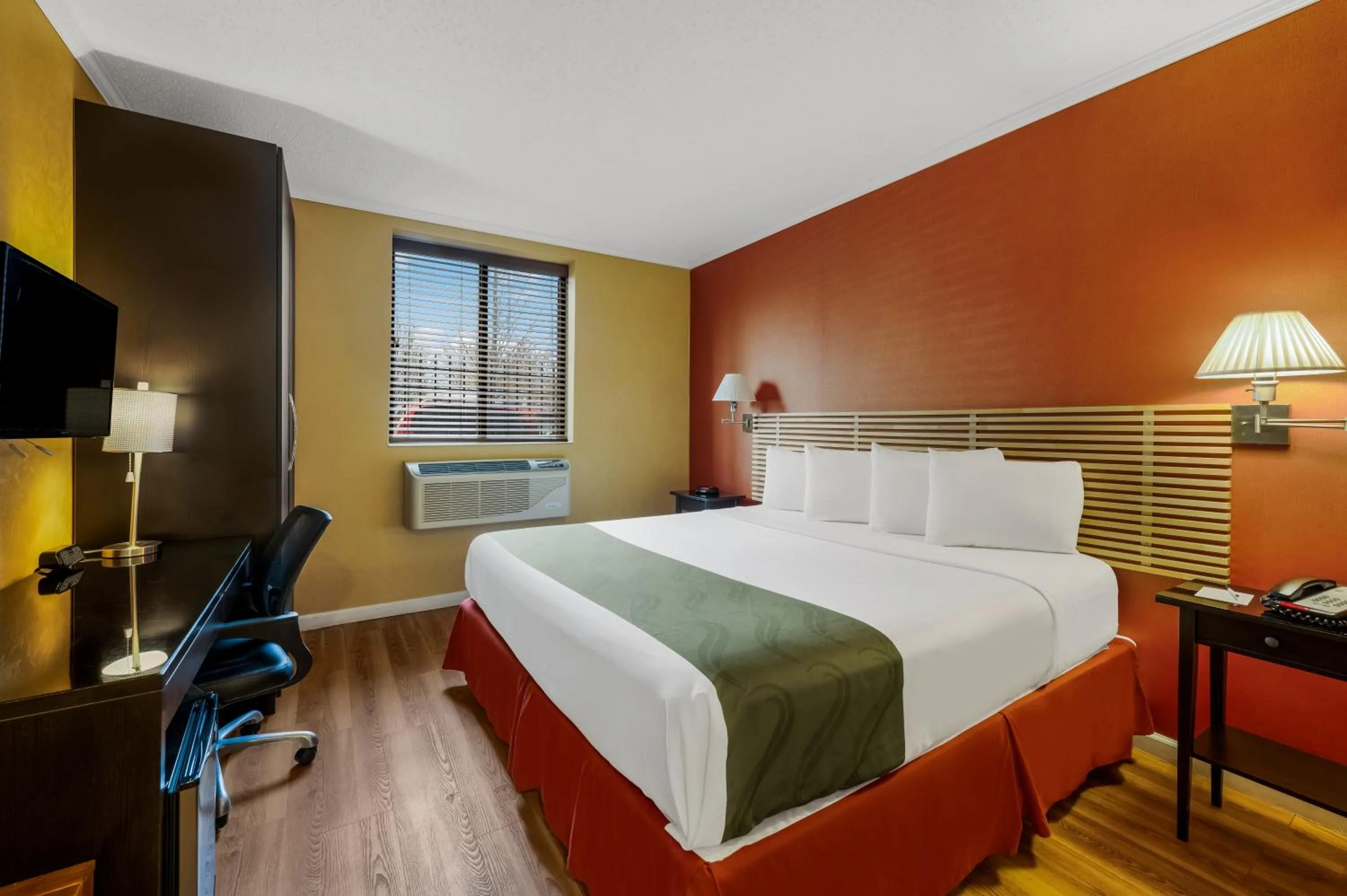 Bedroom, Bed in Quality Inn JFK Airport Rockaway Blvd