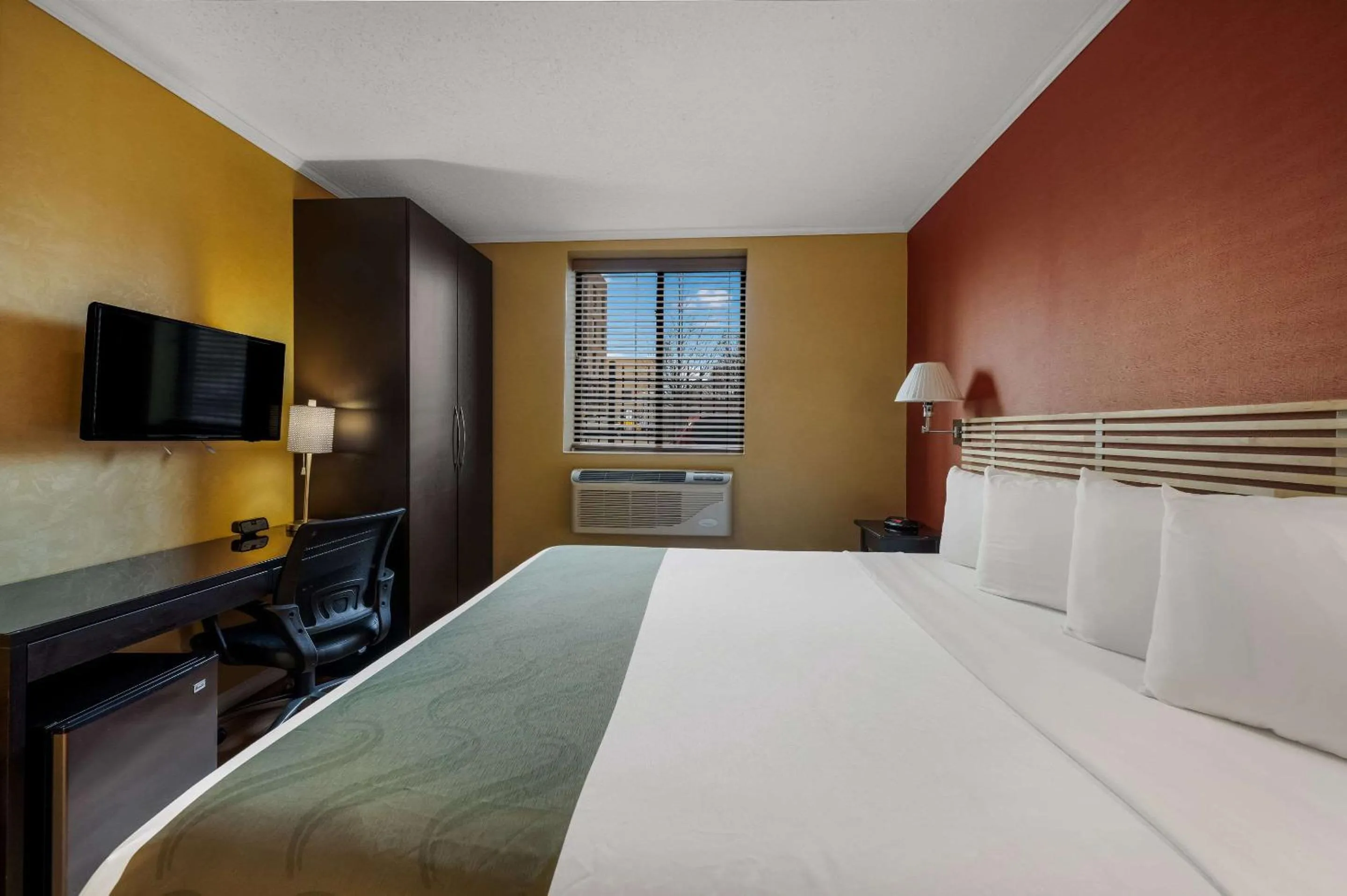 Bedroom, Bed in Quality Inn JFK Airport Rockaway Blvd