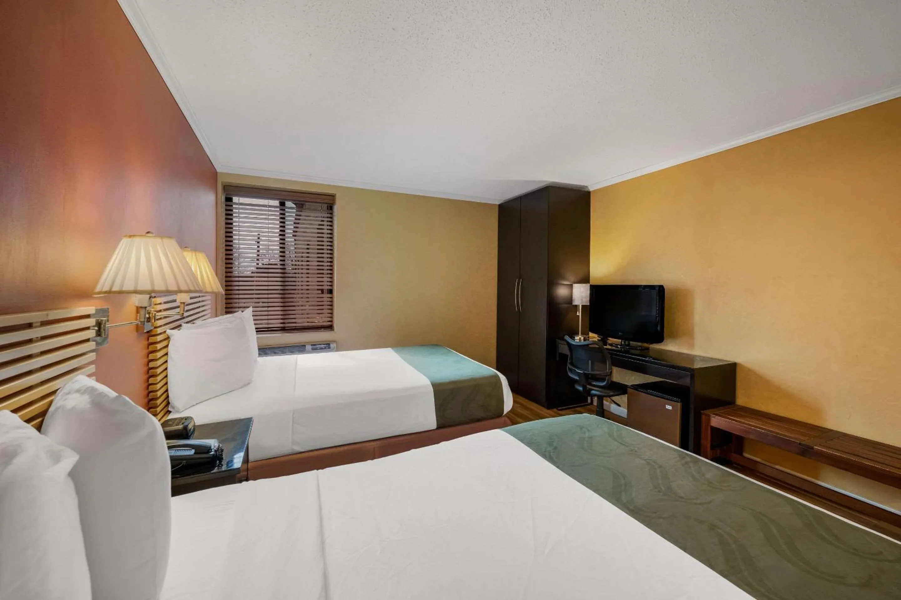 Bedroom, Bed in Quality Inn JFK Airport Rockaway Blvd