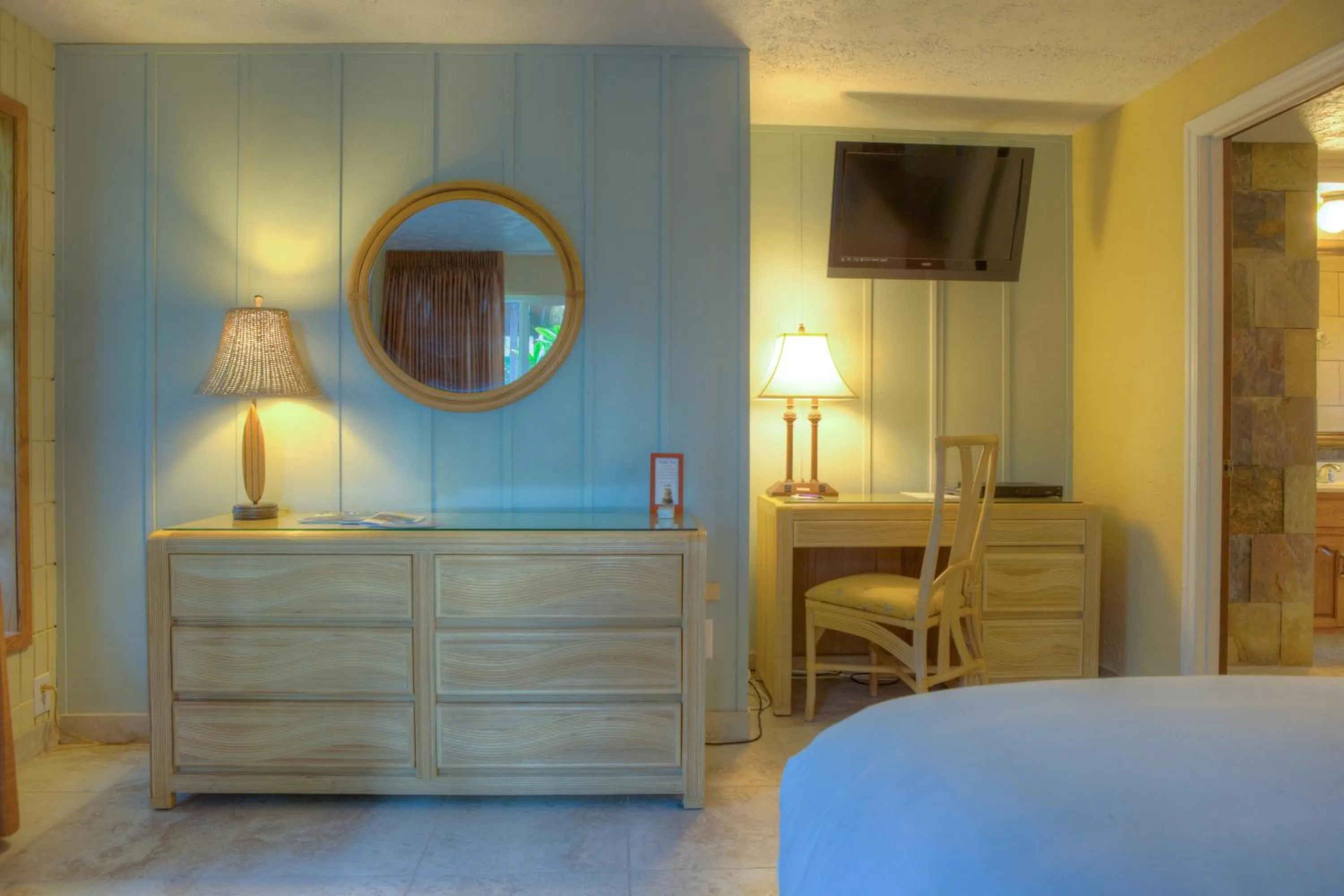 Bedroom, Bed in Kohea Kai Hotel Maui