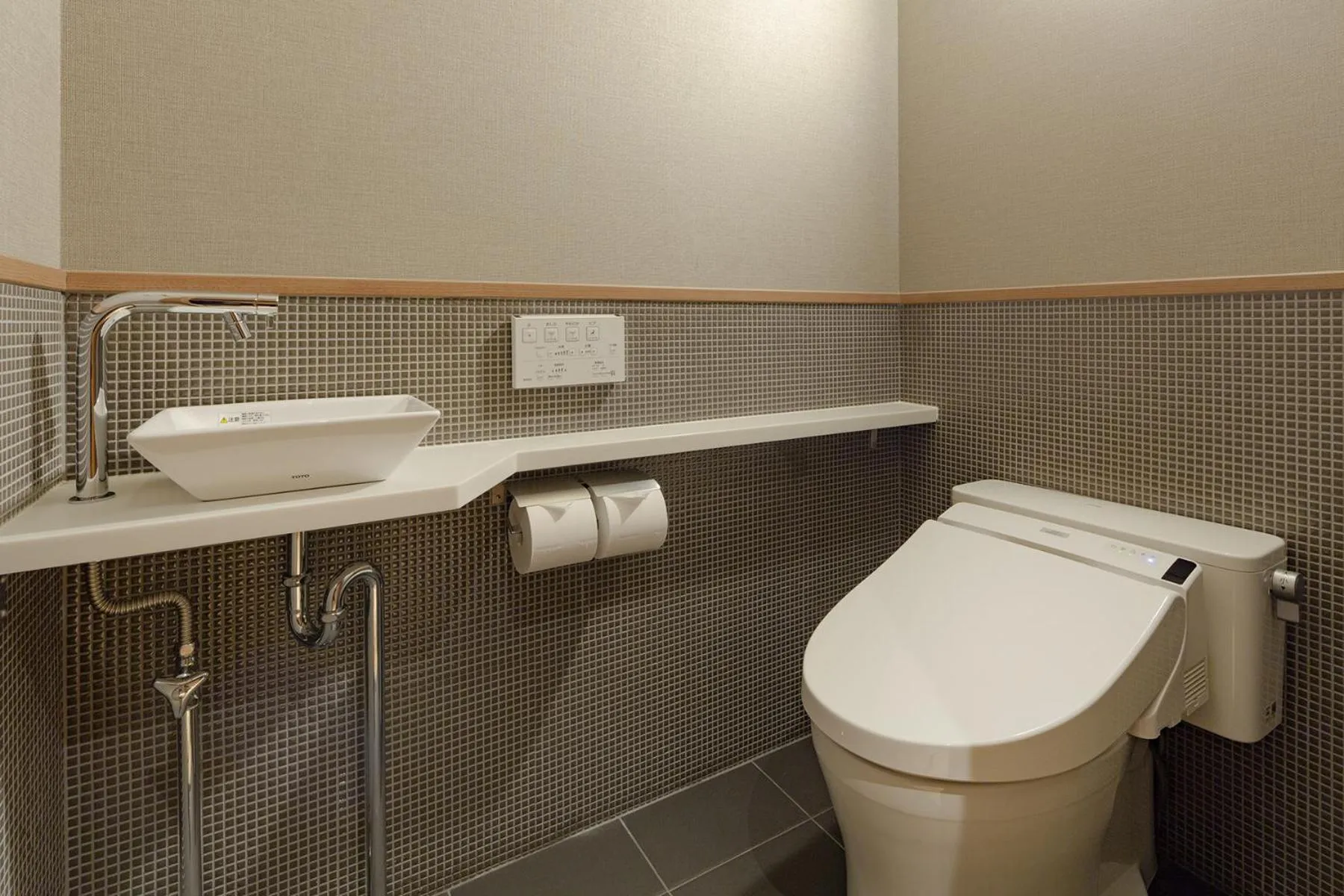 Toilet in MATERIAL Fuchomae