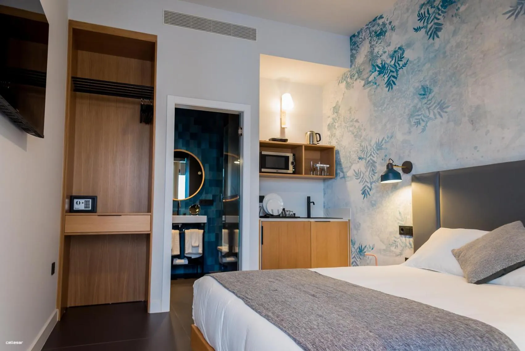 Bed in Welldone Quality - Crystal pool