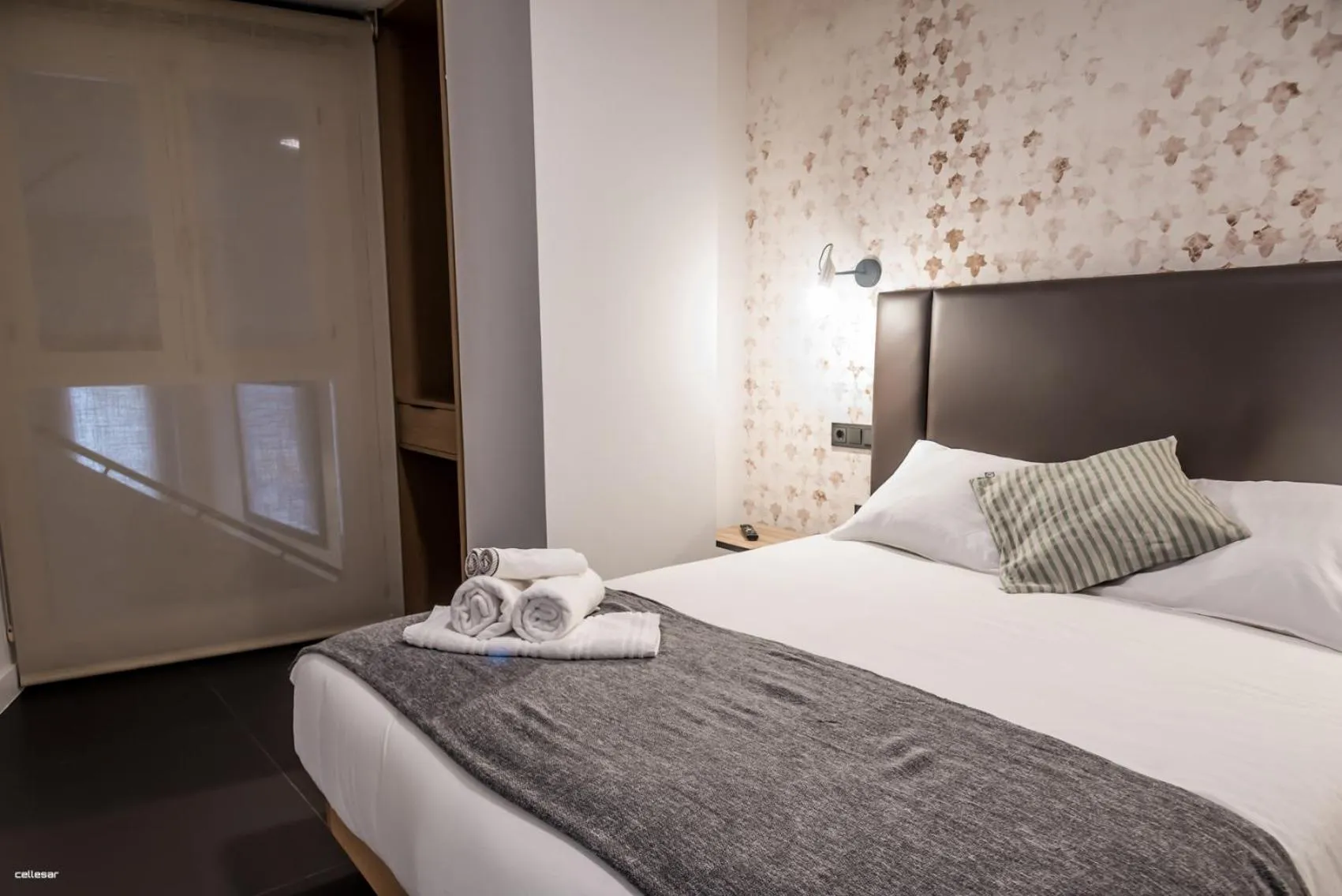 Bed in Welldone Quality - Crystal pool