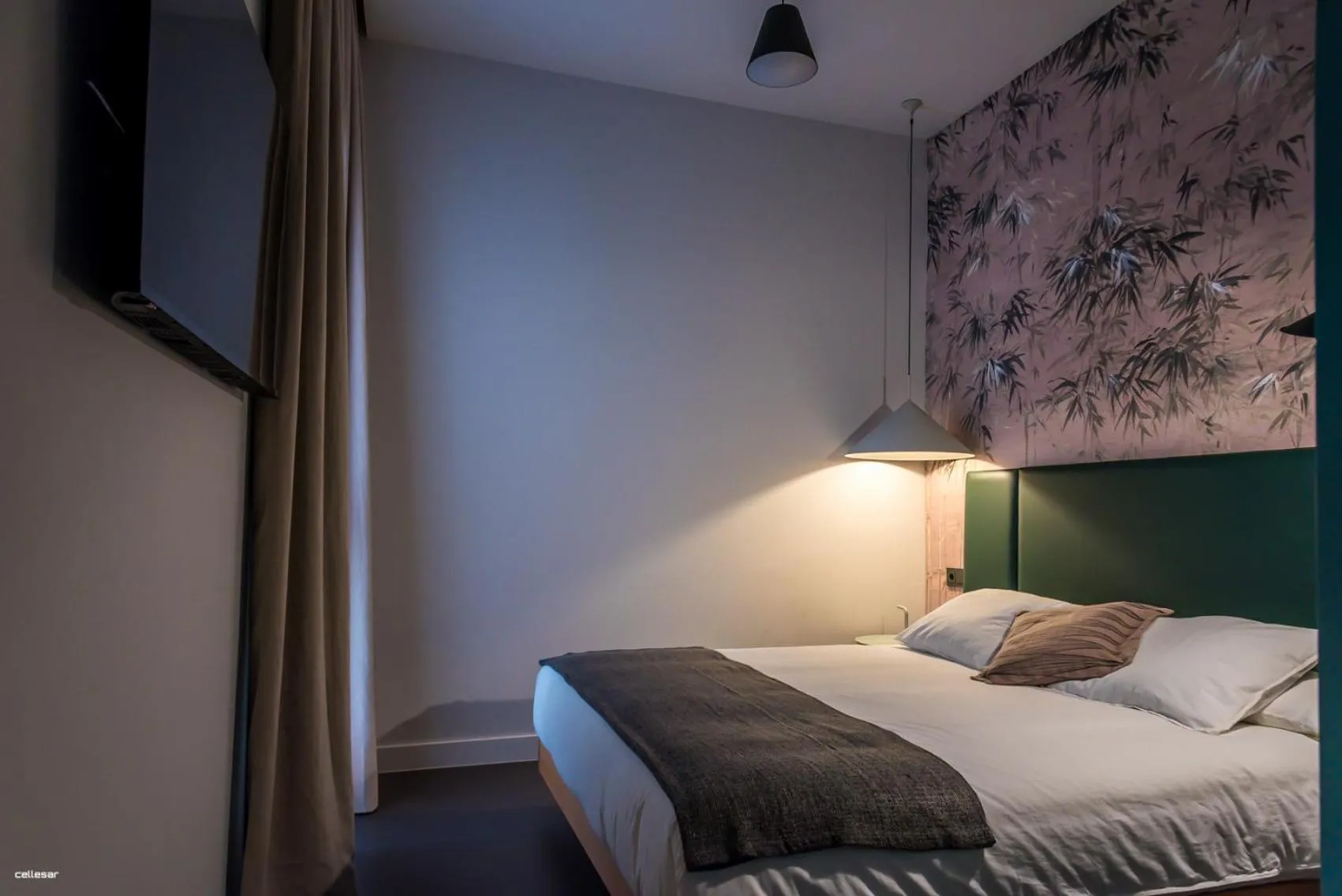 Bed in Welldone Quality - Crystal pool