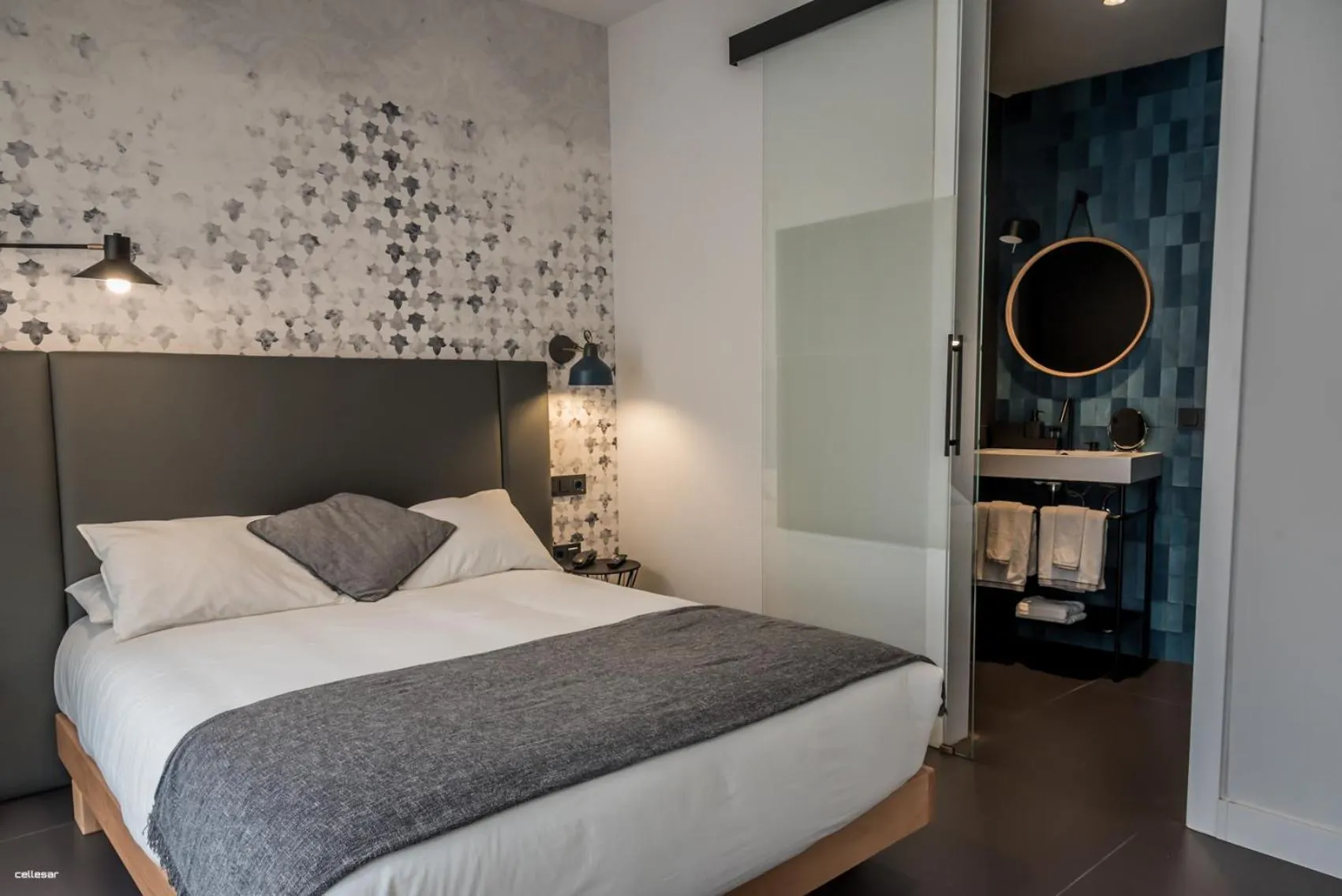 Bed in Welldone Quality - Crystal pool