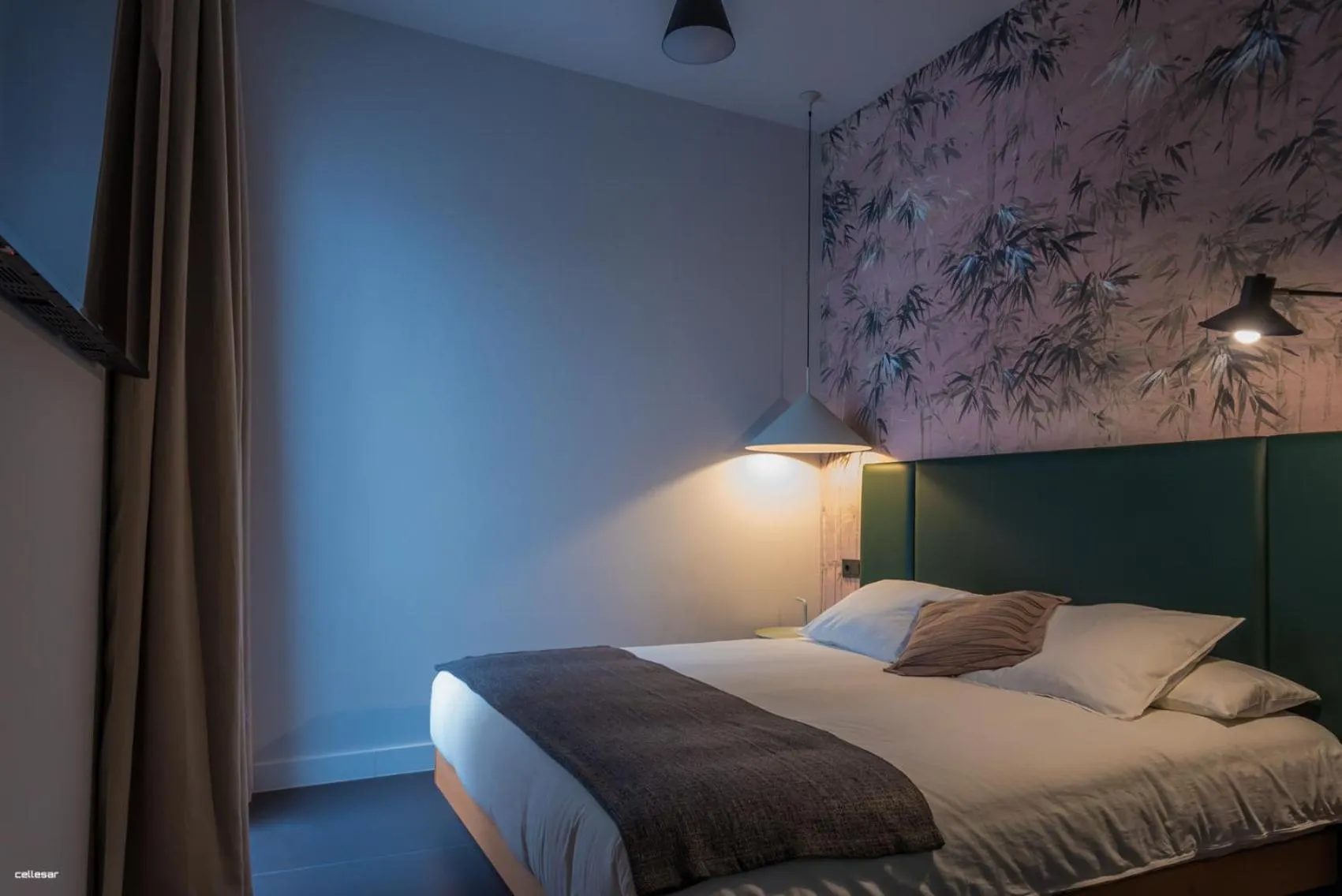 Bed in Welldone Quality - Crystal pool