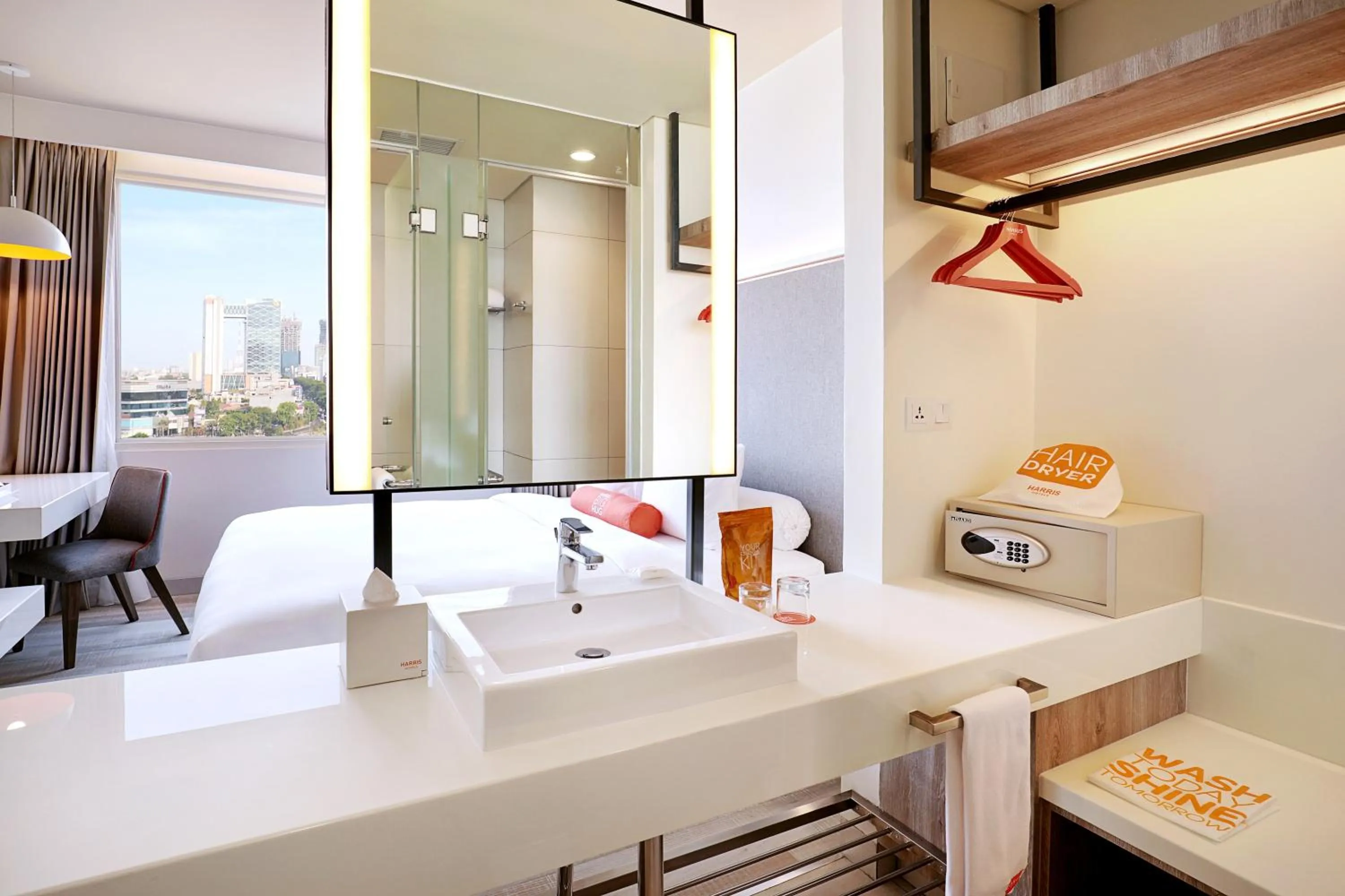 Bathroom, Bed in HARRIS Hotel & Conventions Bundaran Satelit Surabaya