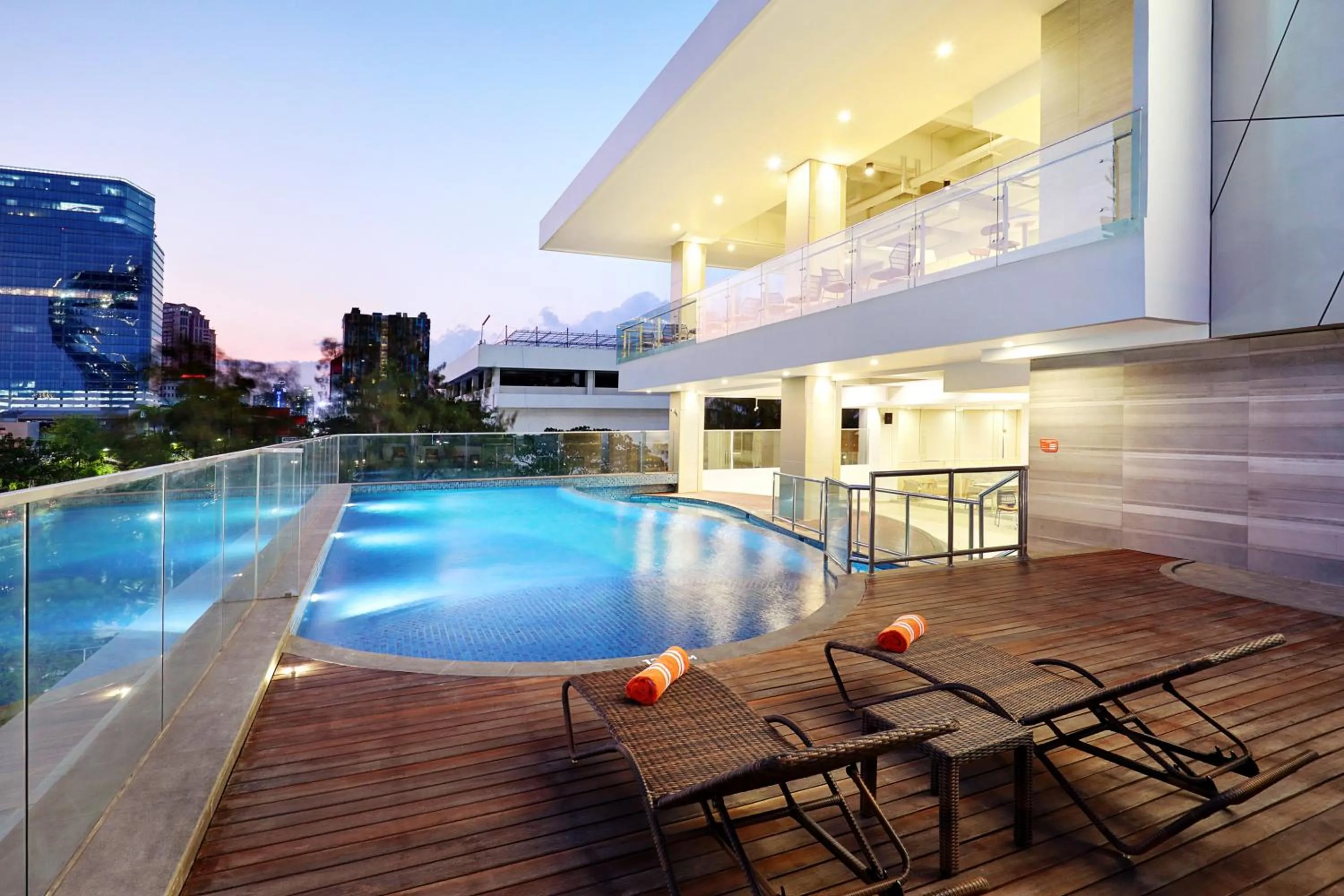 Swimming pool in HARRIS Hotel & Conventions Bundaran Satelit Surabaya