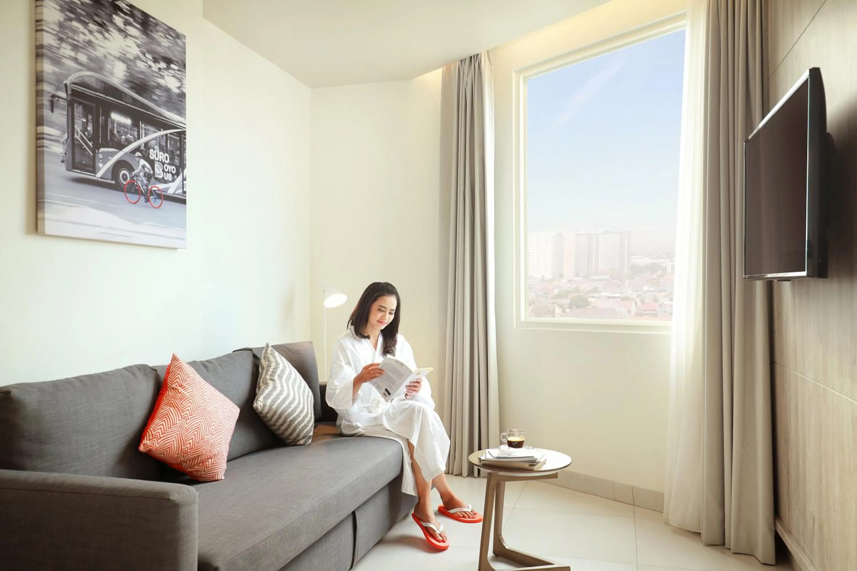 Living room in HARRIS Hotel & Conventions Bundaran Satelit Surabaya