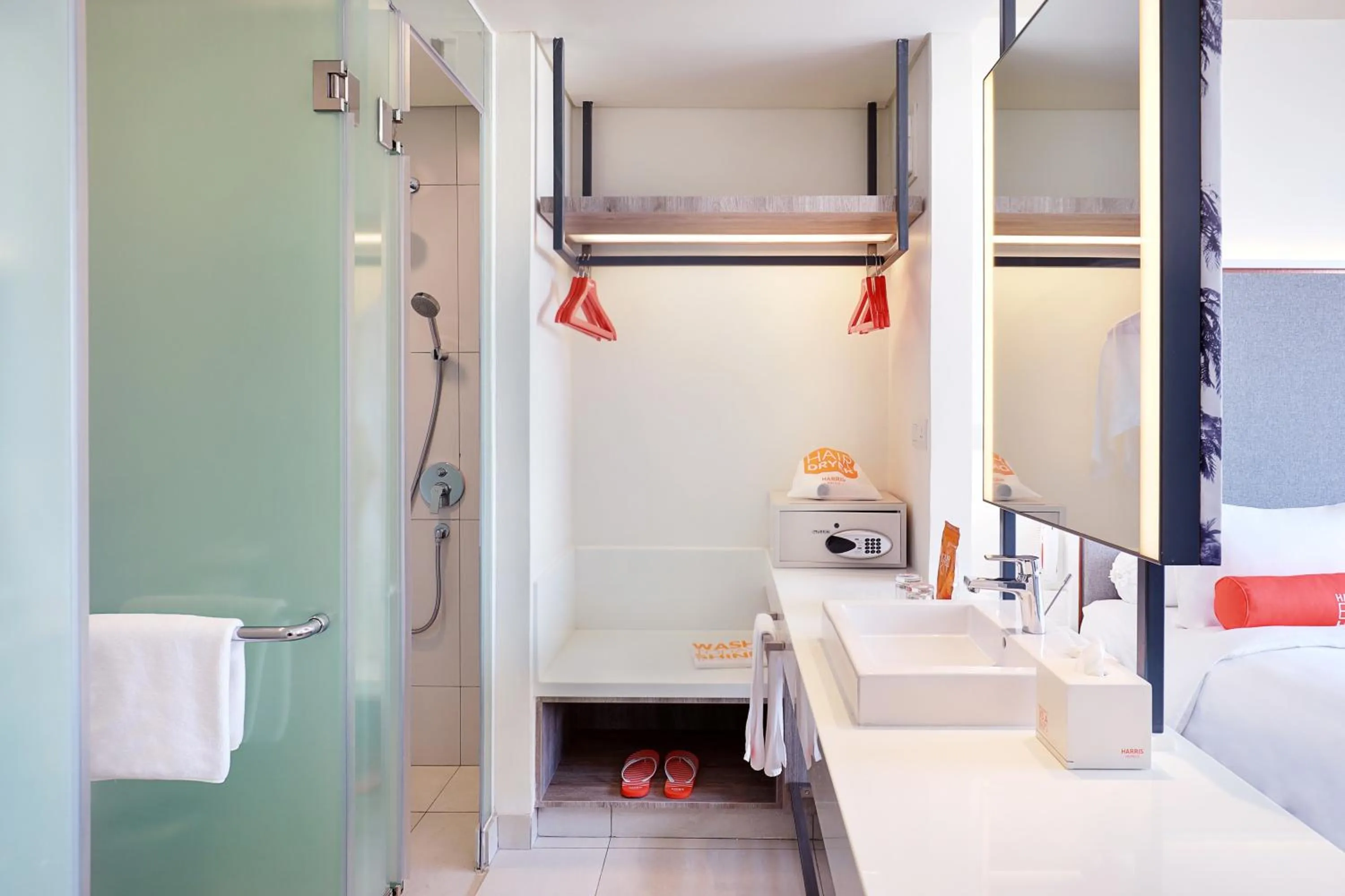 Bathroom, Bed in HARRIS Hotel & Conventions Bundaran Satelit Surabaya