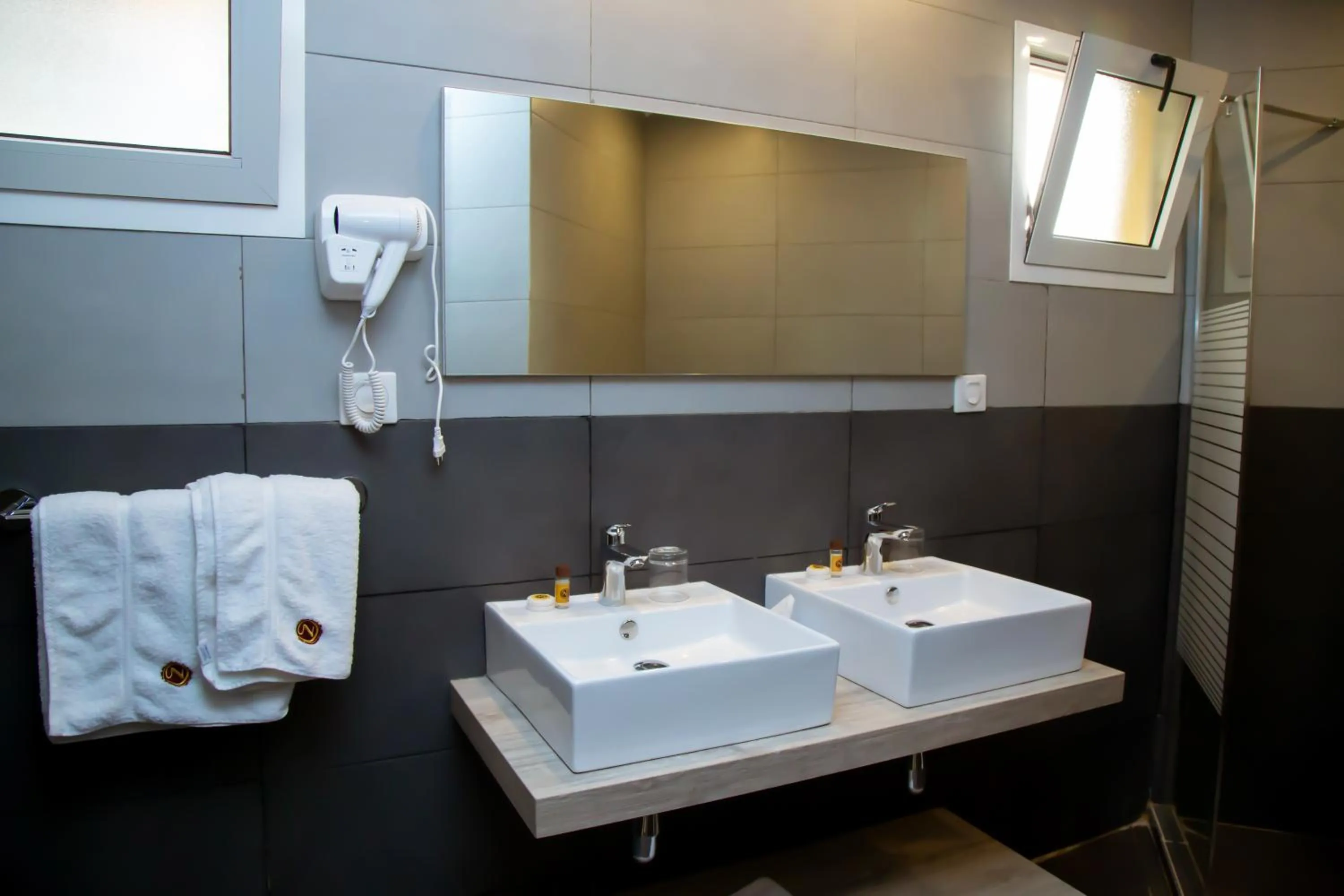 Bathroom in Le Ndiambour Hôtel et Résidence