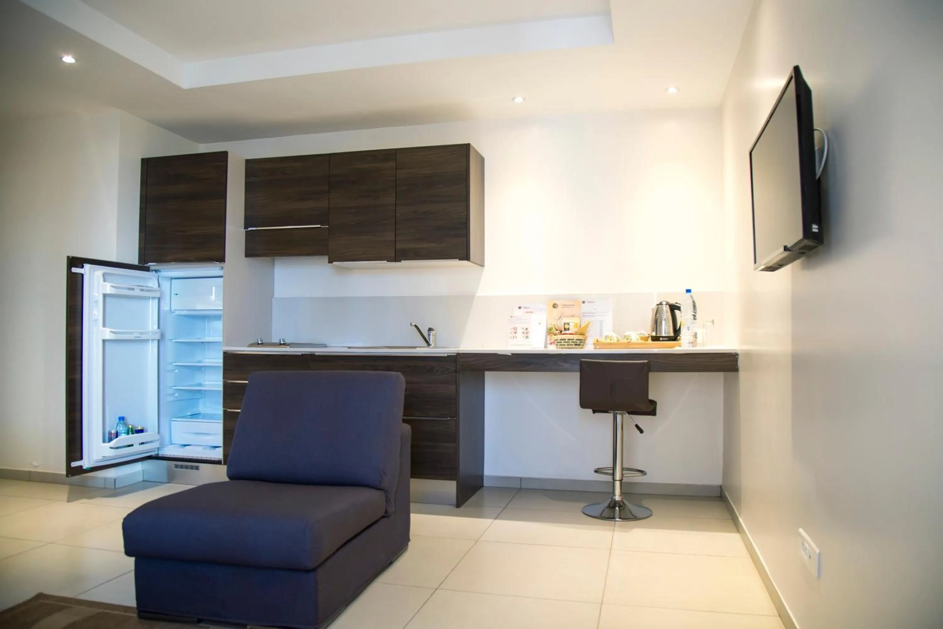 Kitchen or kitchenette in Le Ndiambour Hôtel et Résidence