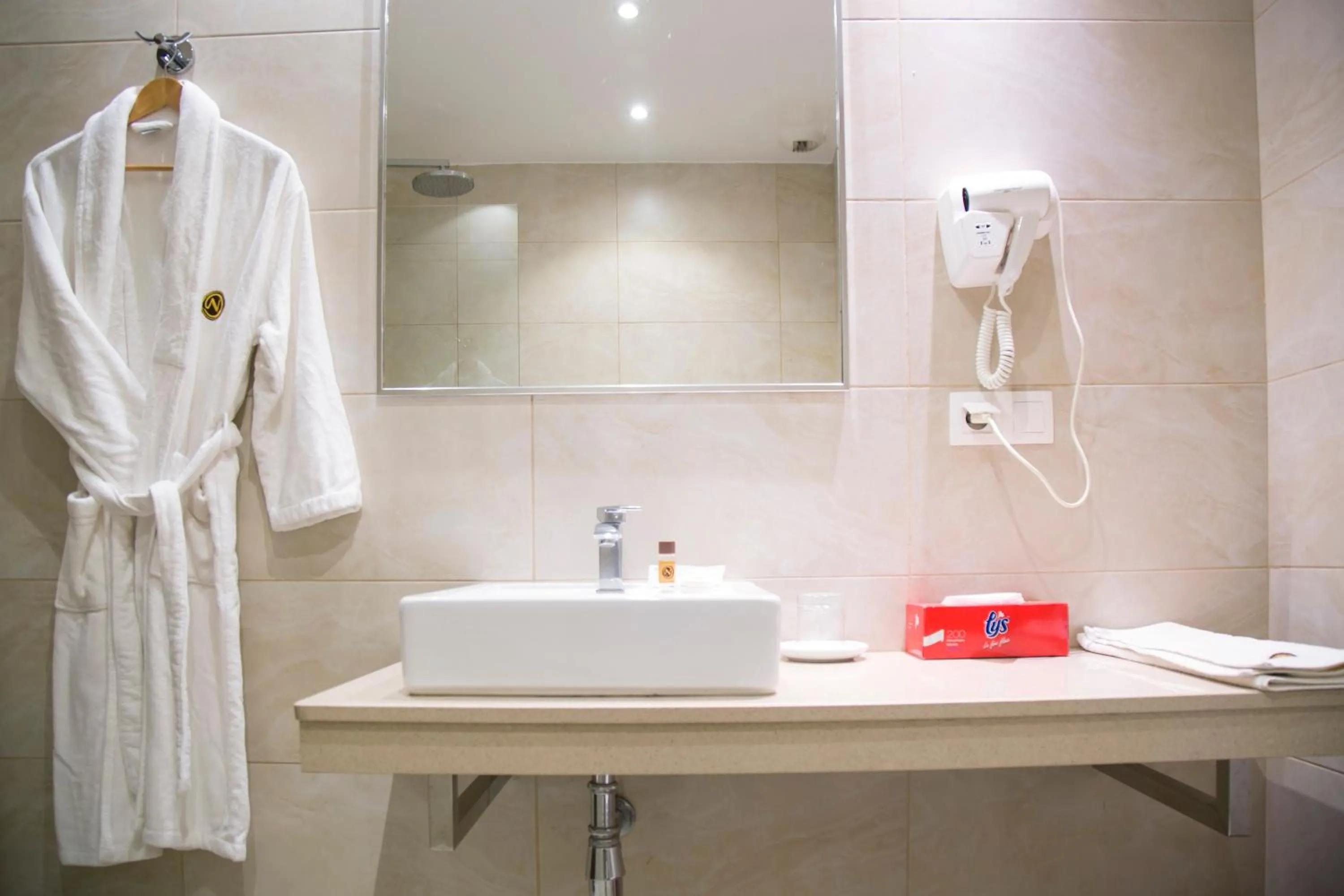 Bathroom in Le Ndiambour Hôtel et Résidence