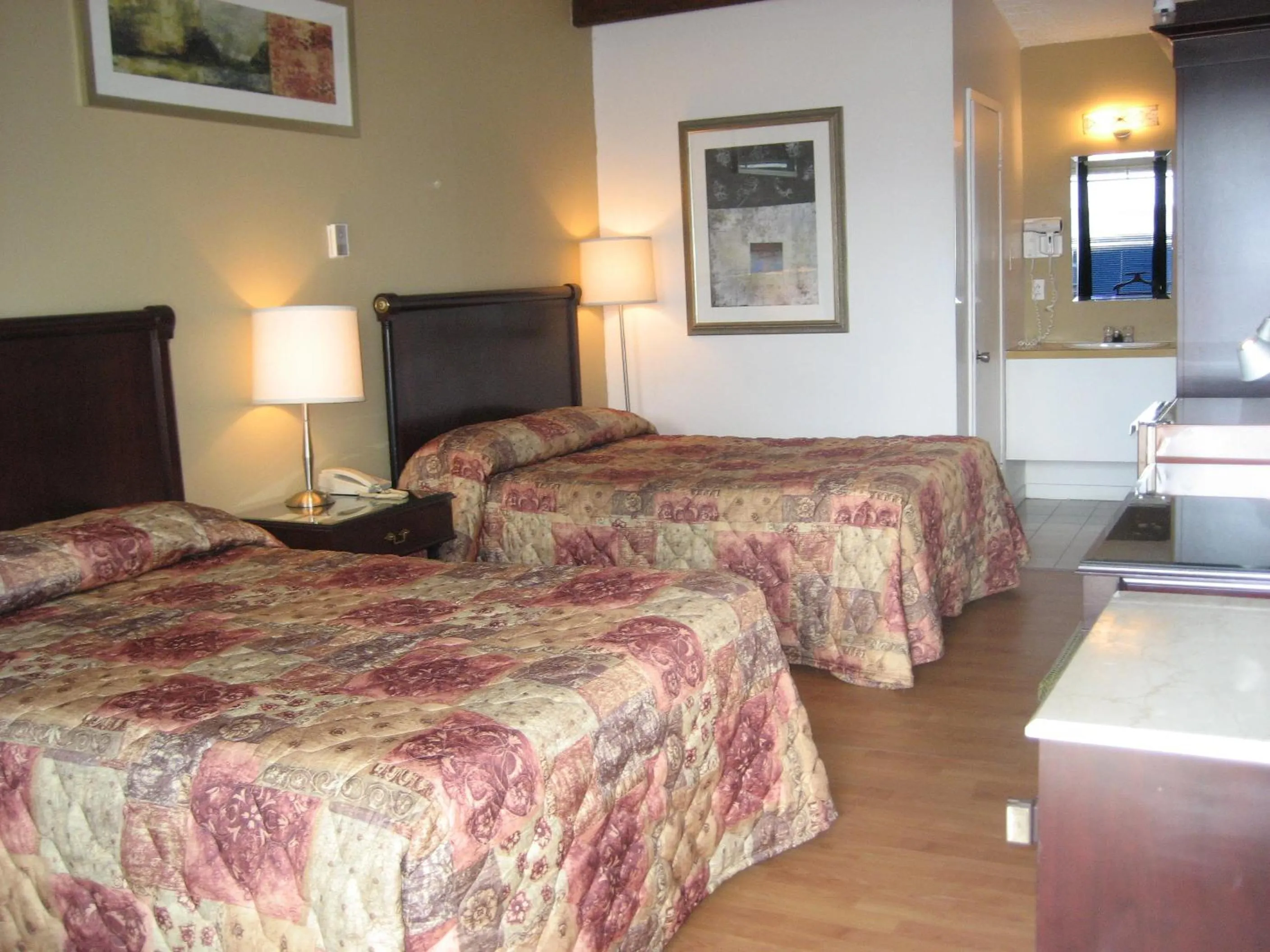 Photo of the whole room, Bed in Motel Iberville