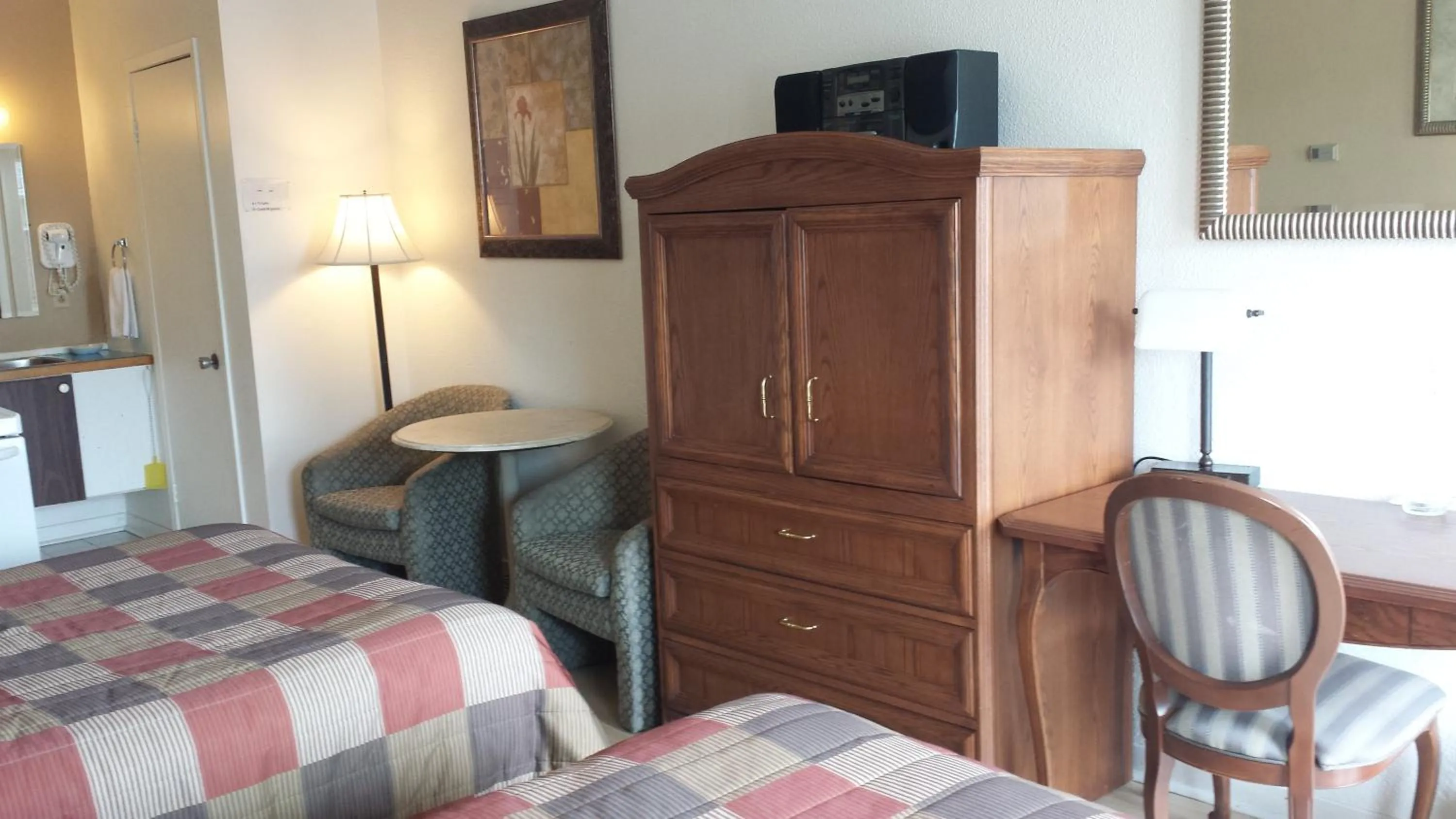 Seating area, Bed in Motel Iberville