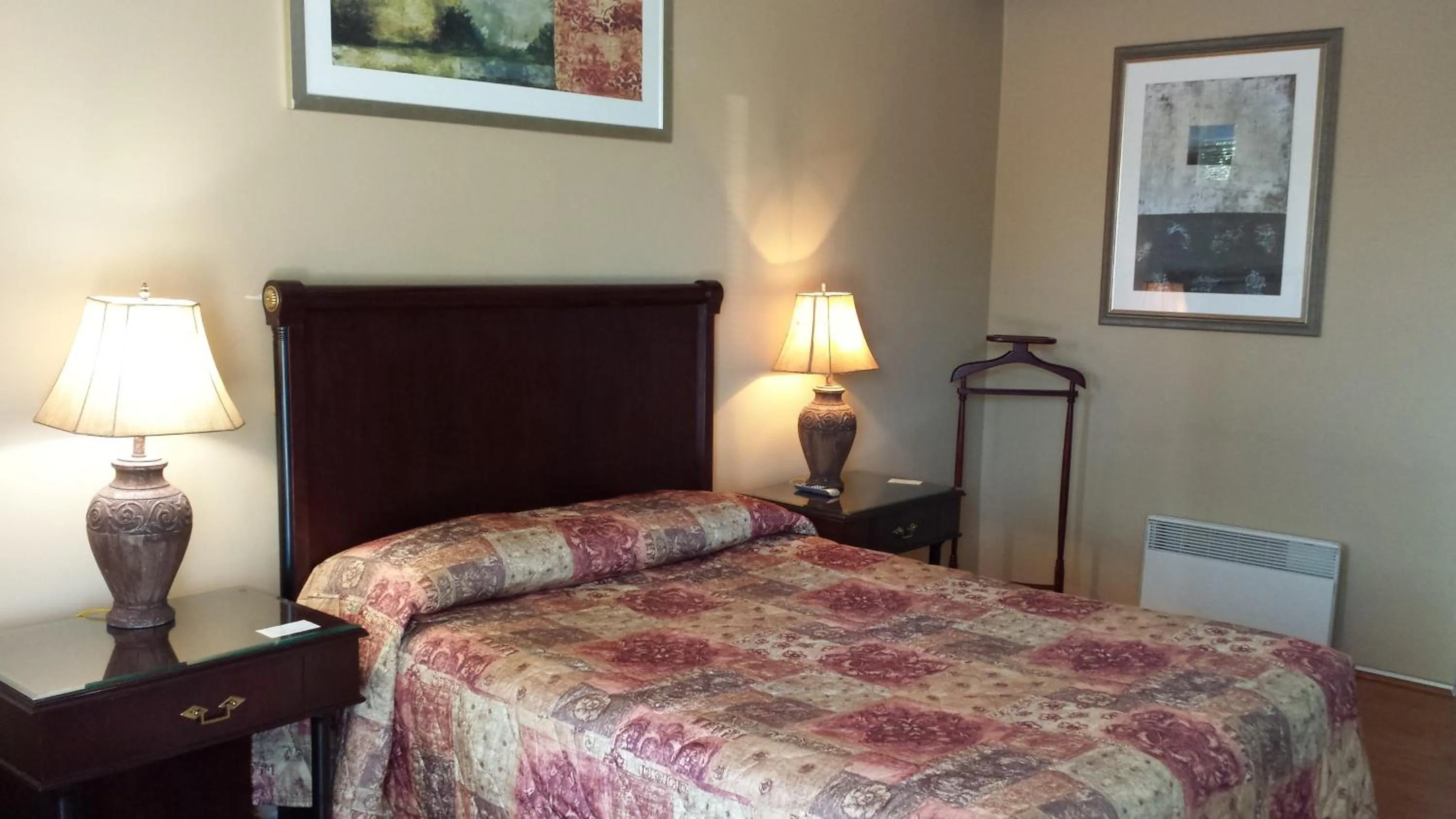 Bed in Motel Iberville