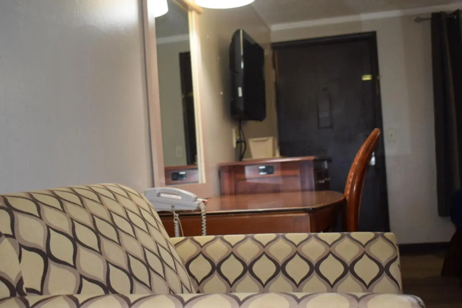 Queen Kitchenette Non-Smoking in Knights Inn Farmington Hills Queen Kitchenette Non-Smoking in Knights Inn Farmington Hills