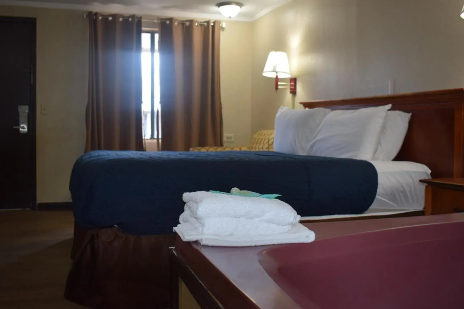 Premium King Bed Non-Smoking with Jetted Tub in Knights Inn Farmington Hills Premium King Bed Non-Smoking with Jetted Tub in Knights Inn Farmington Hills