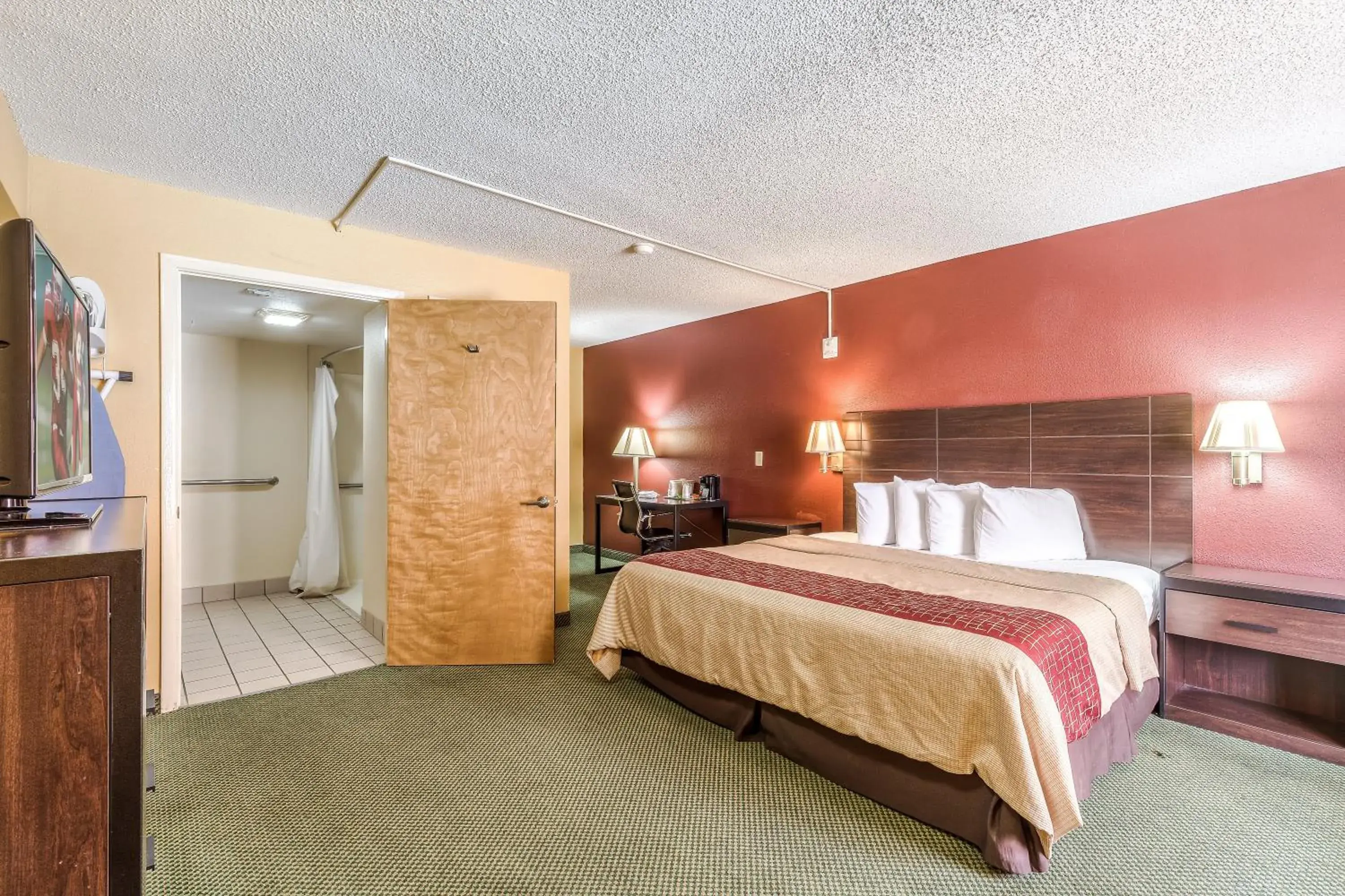 Deluxe Room with One Queen Bed Disability Access Roll-In Shower Non-Smoking in Red Roof Inn Amarillo West Deluxe Room with One Queen Bed Disability Access Roll-In Shower Non-Smoking in Red Roof Inn Amarillo West