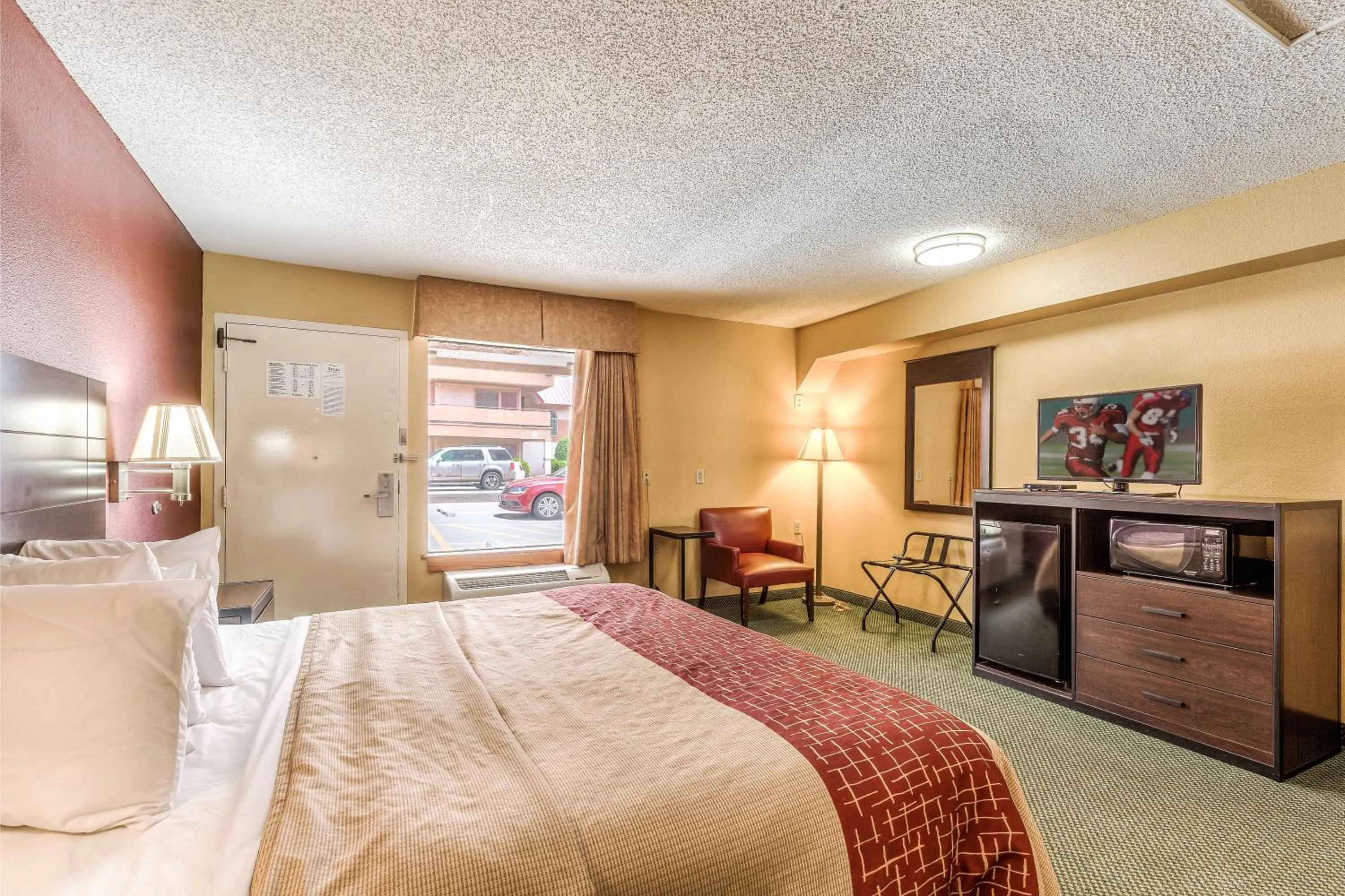 Photo of the whole room, Bed in Red Roof Inn Amarillo West