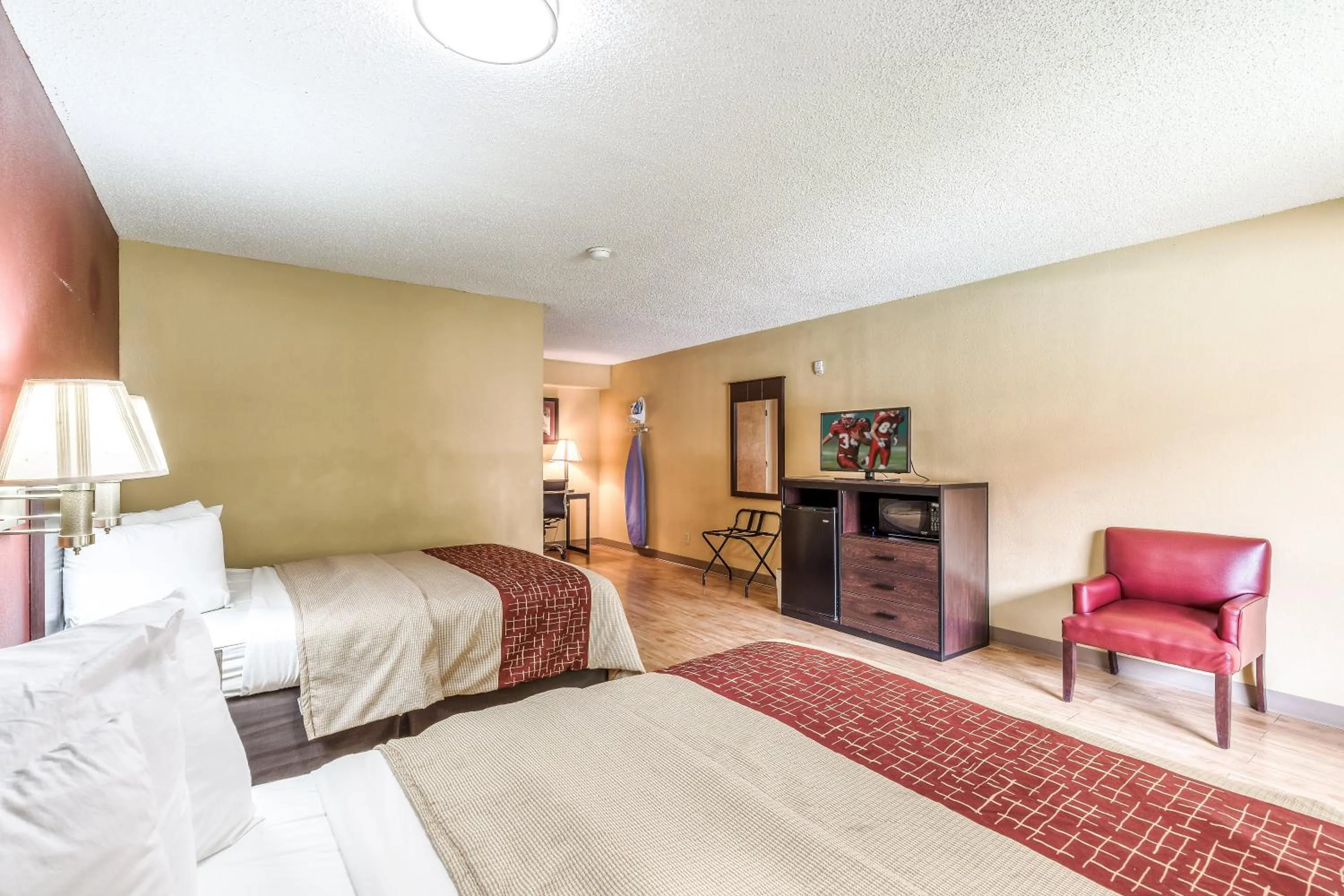 Photo of the whole room, Bed in Red Roof Inn Amarillo West