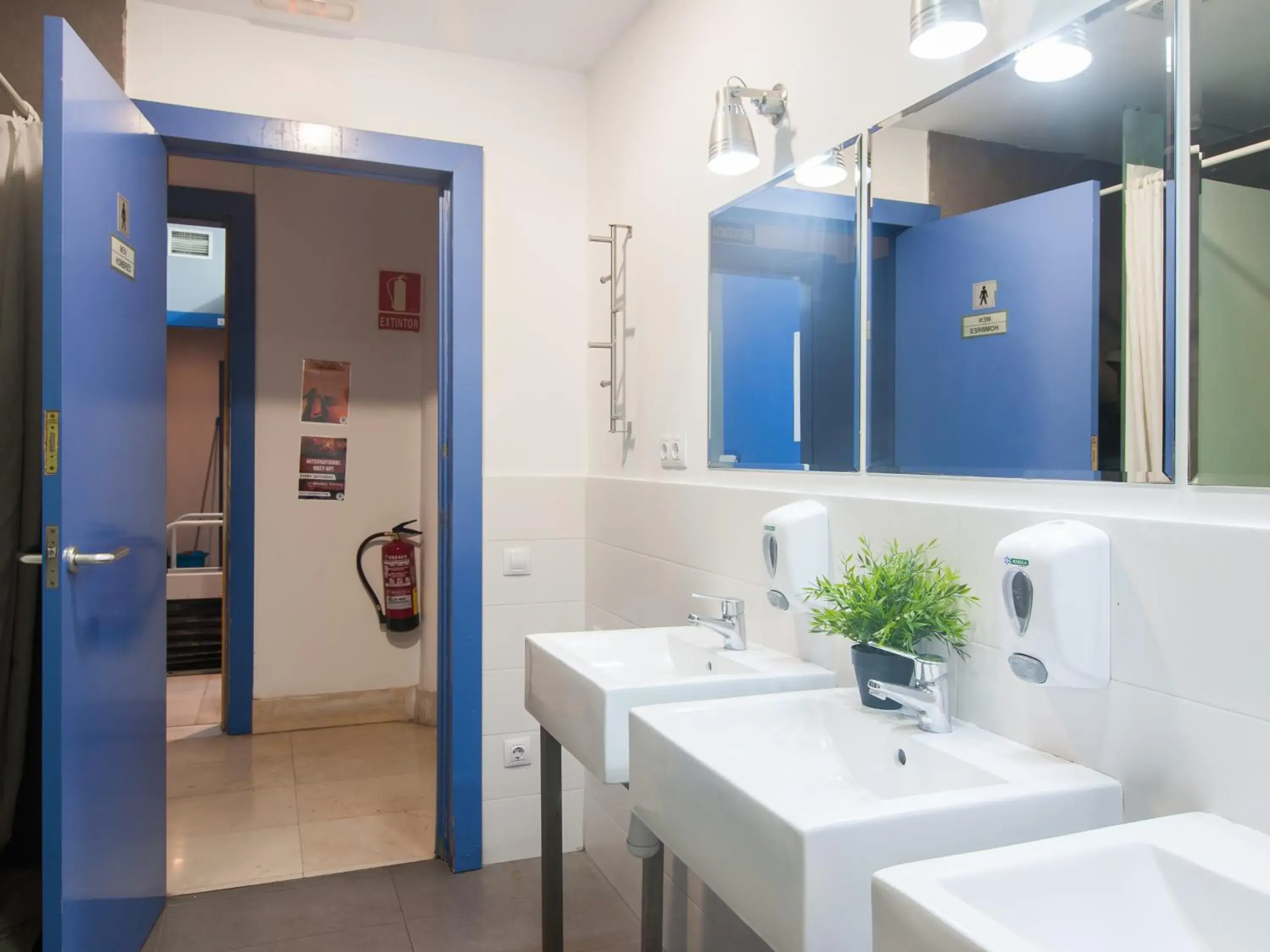 Bed in 4-Bed Female Dormitory Room with Shared Bathroom in No Limit Barcelona Central Bed in 4-Bed Female Dormitory Room with Shared Bathroom in No Limit Barcelona Central