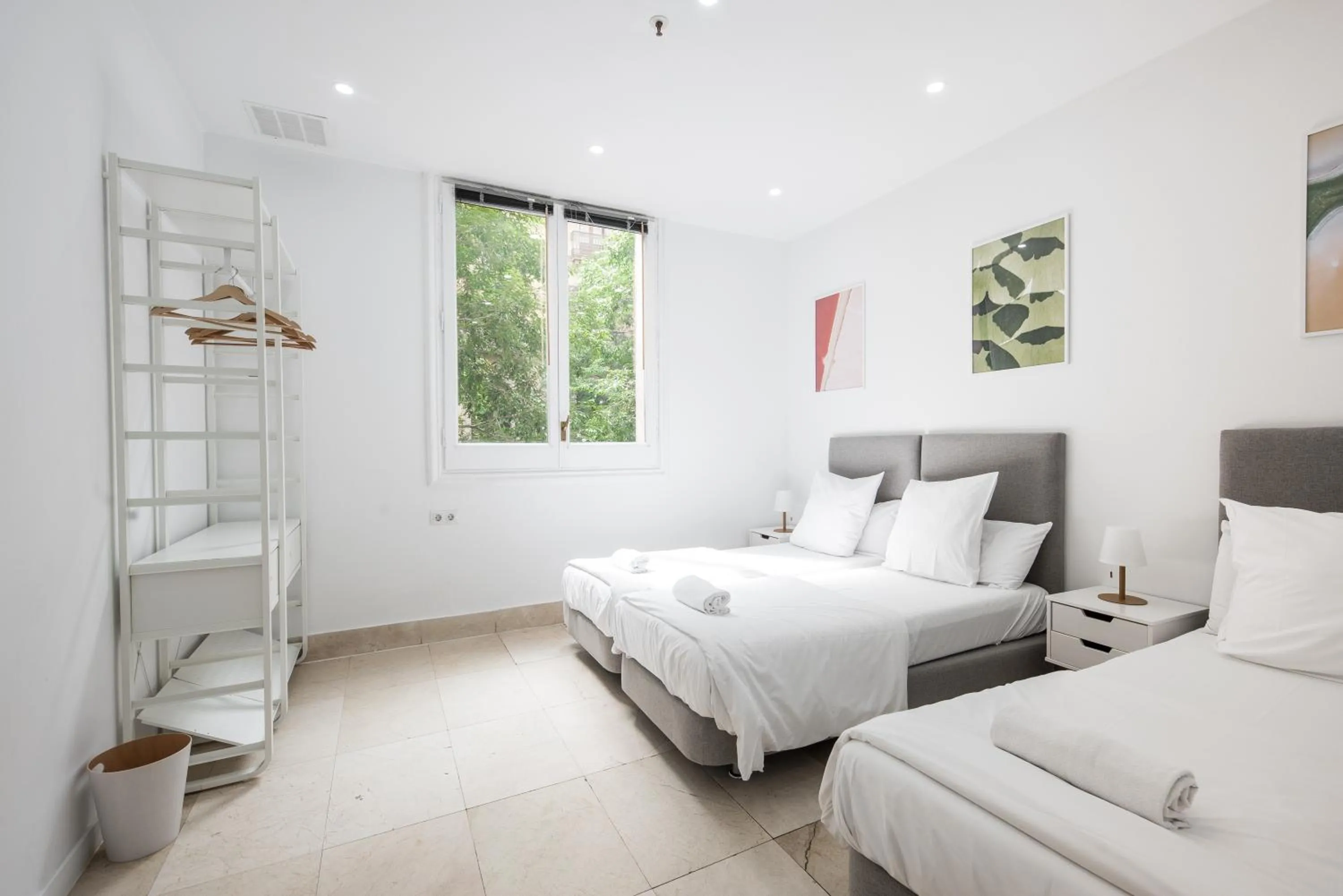 Photo of the whole room, Bed in No Limit Barcelona Central