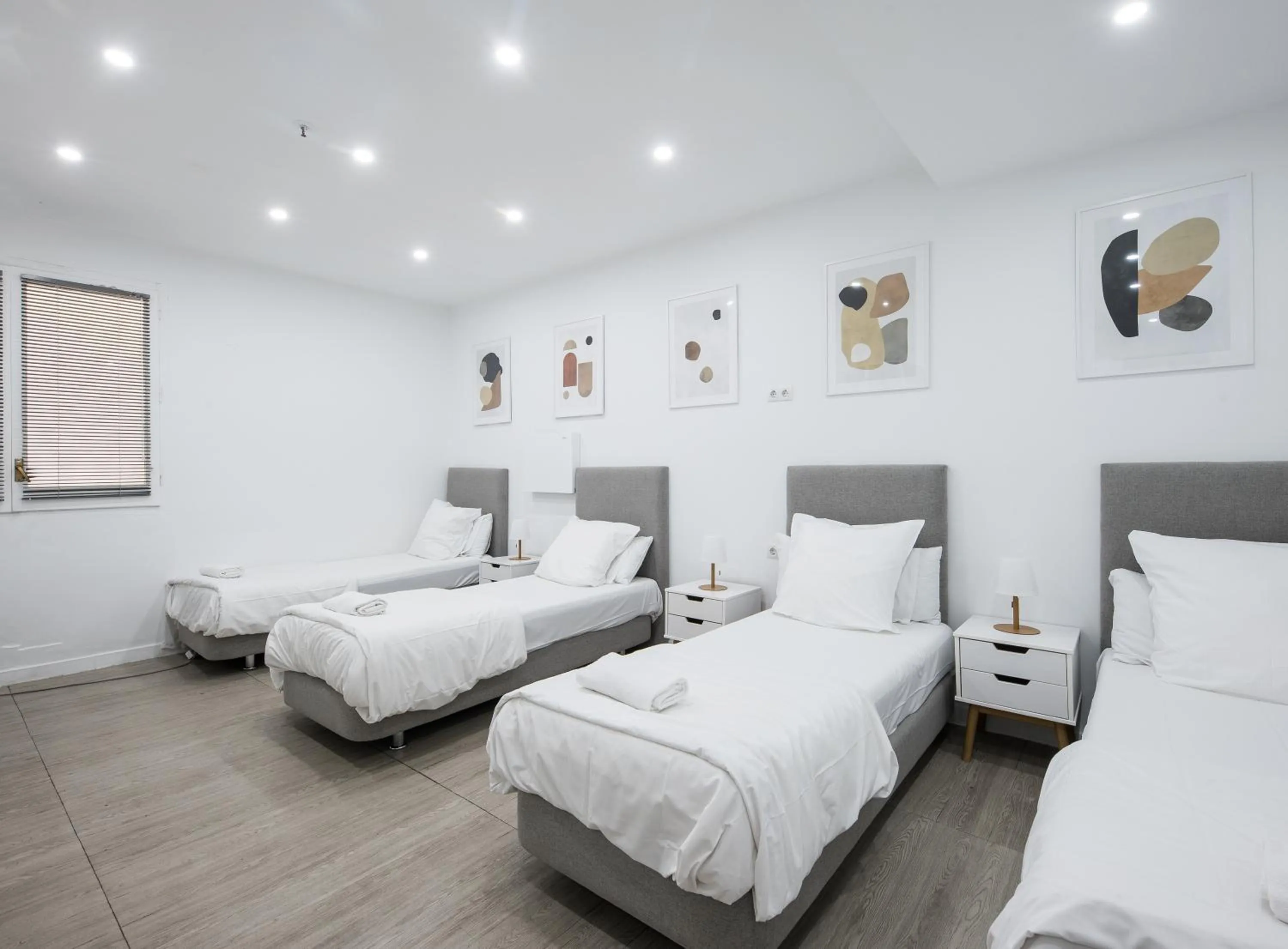 Photo of the whole room, Bed in No Limit Barcelona Central