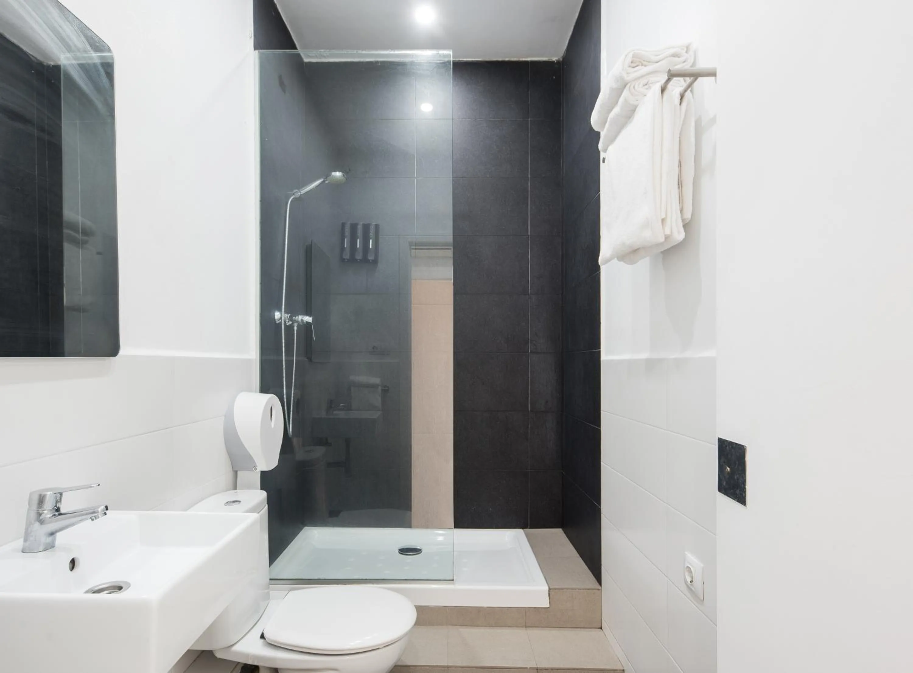 Bathroom in No Limit Barcelona Central