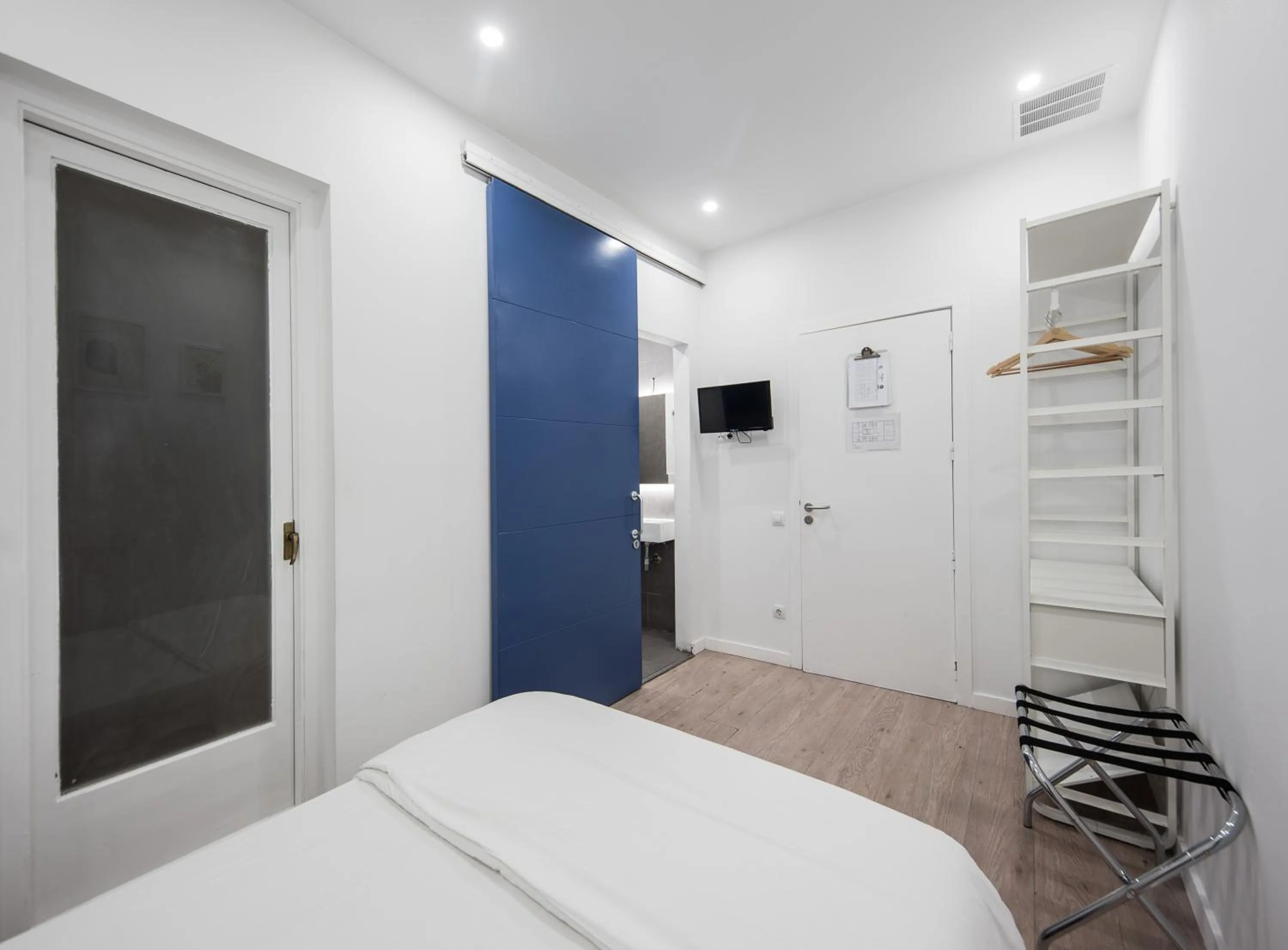 Photo of the whole room, Bed in No Limit Barcelona Central