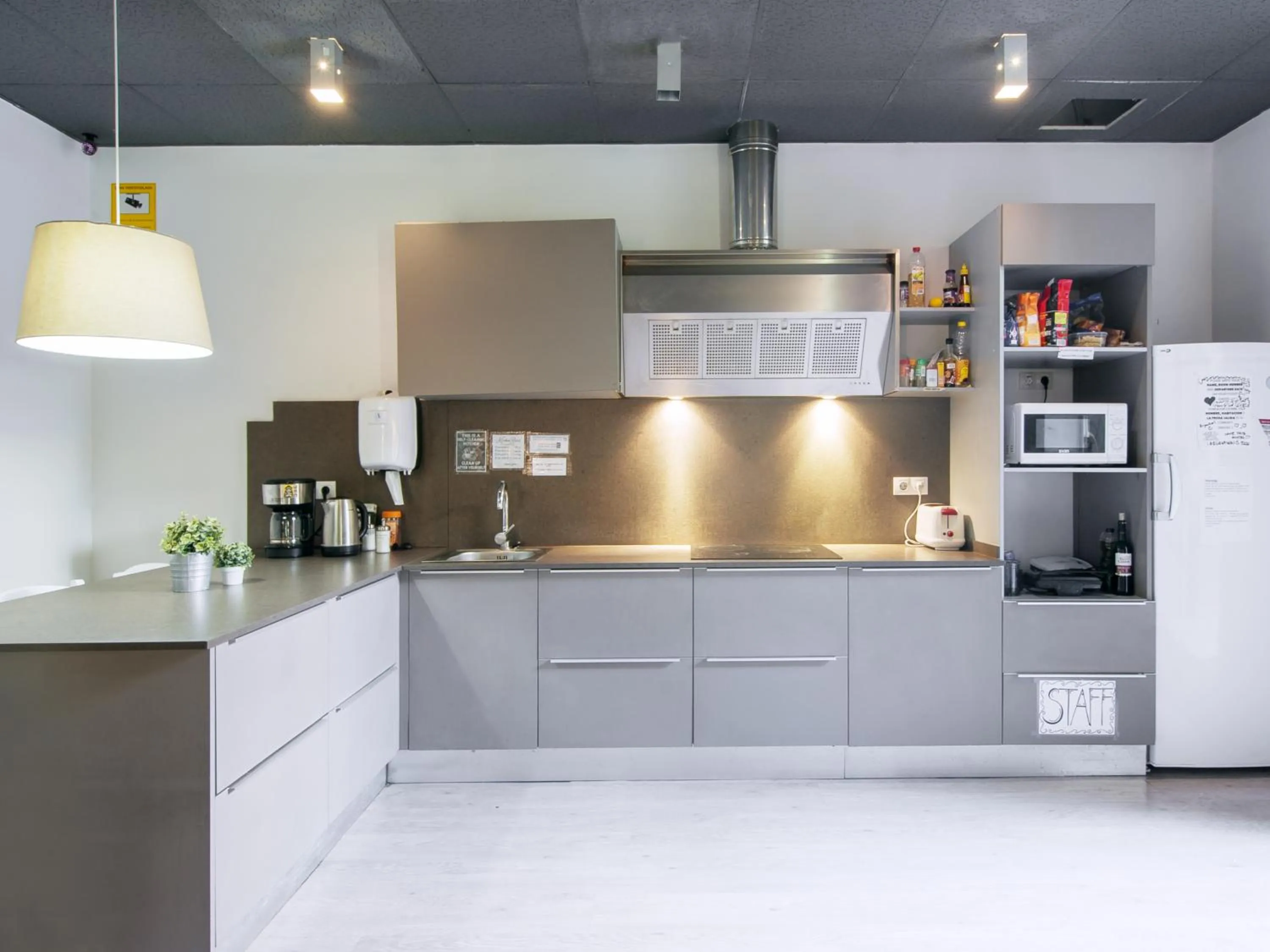 Kitchen or kitchenette in No Limit Barcelona Central