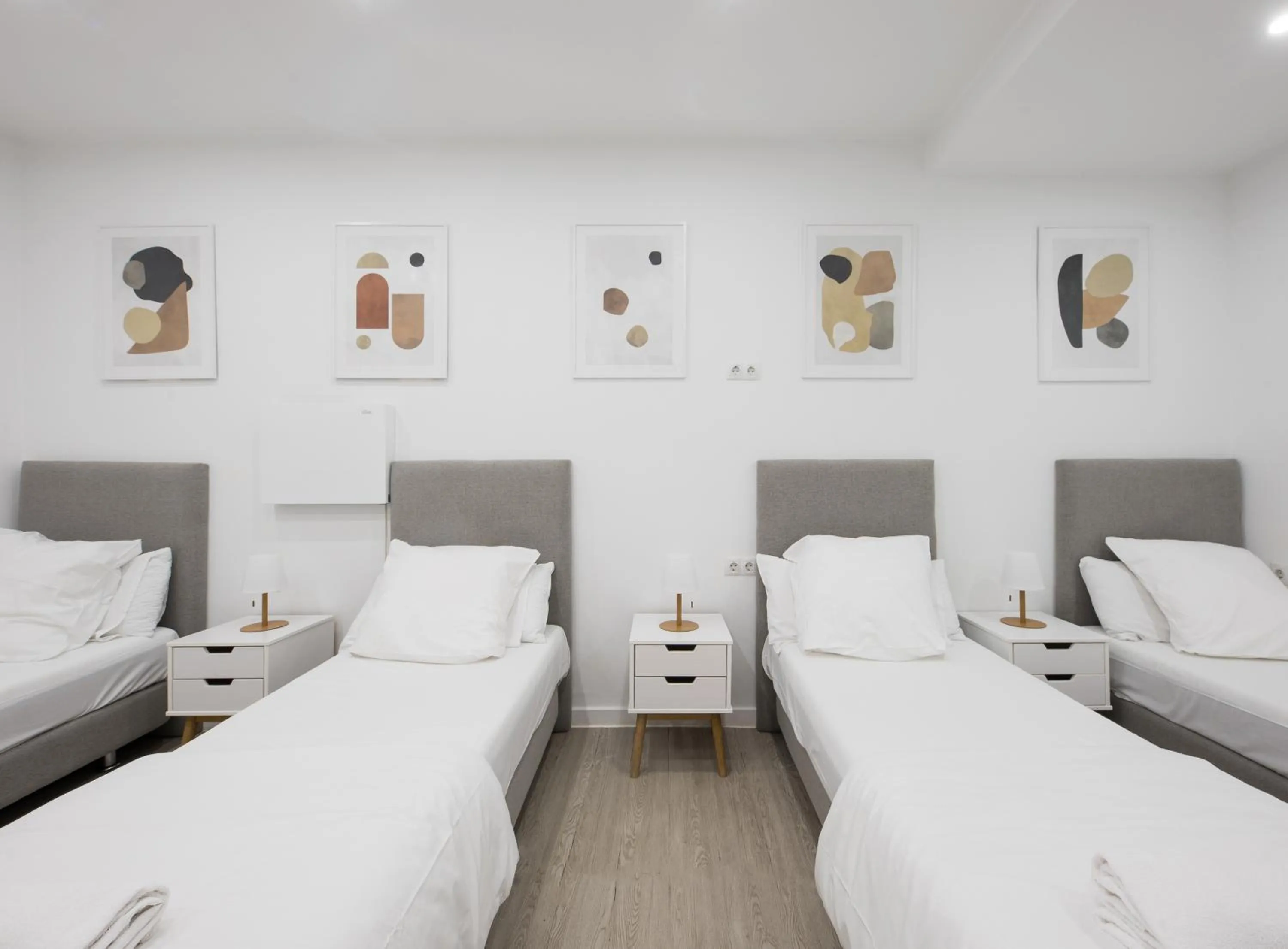 Photo of the whole room, Bed in No Limit Barcelona Central