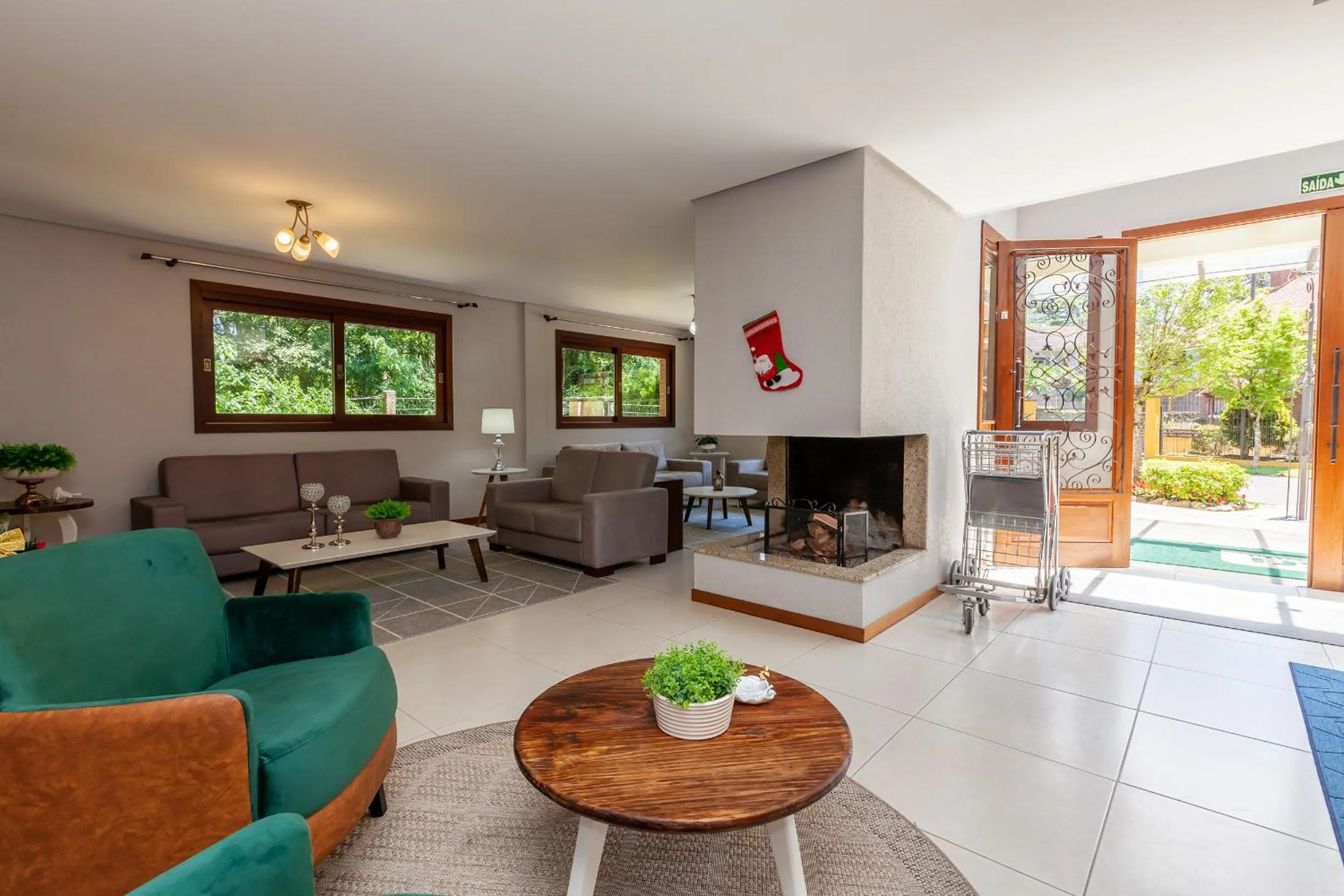 Communal lounge/ TV room in Tri Hotel Lago Gramado