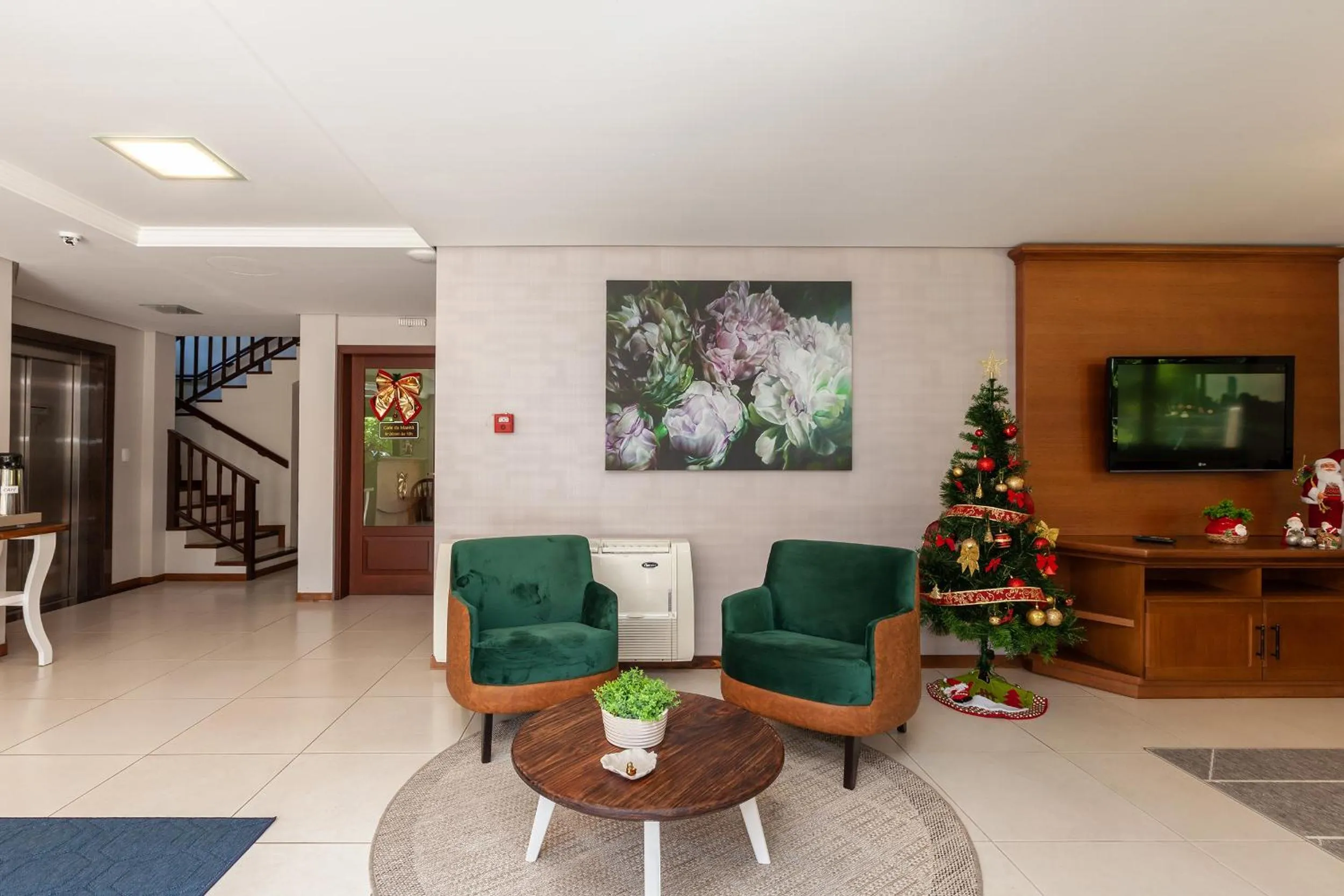 Communal lounge/ TV room in Tri Hotel Lago Gramado